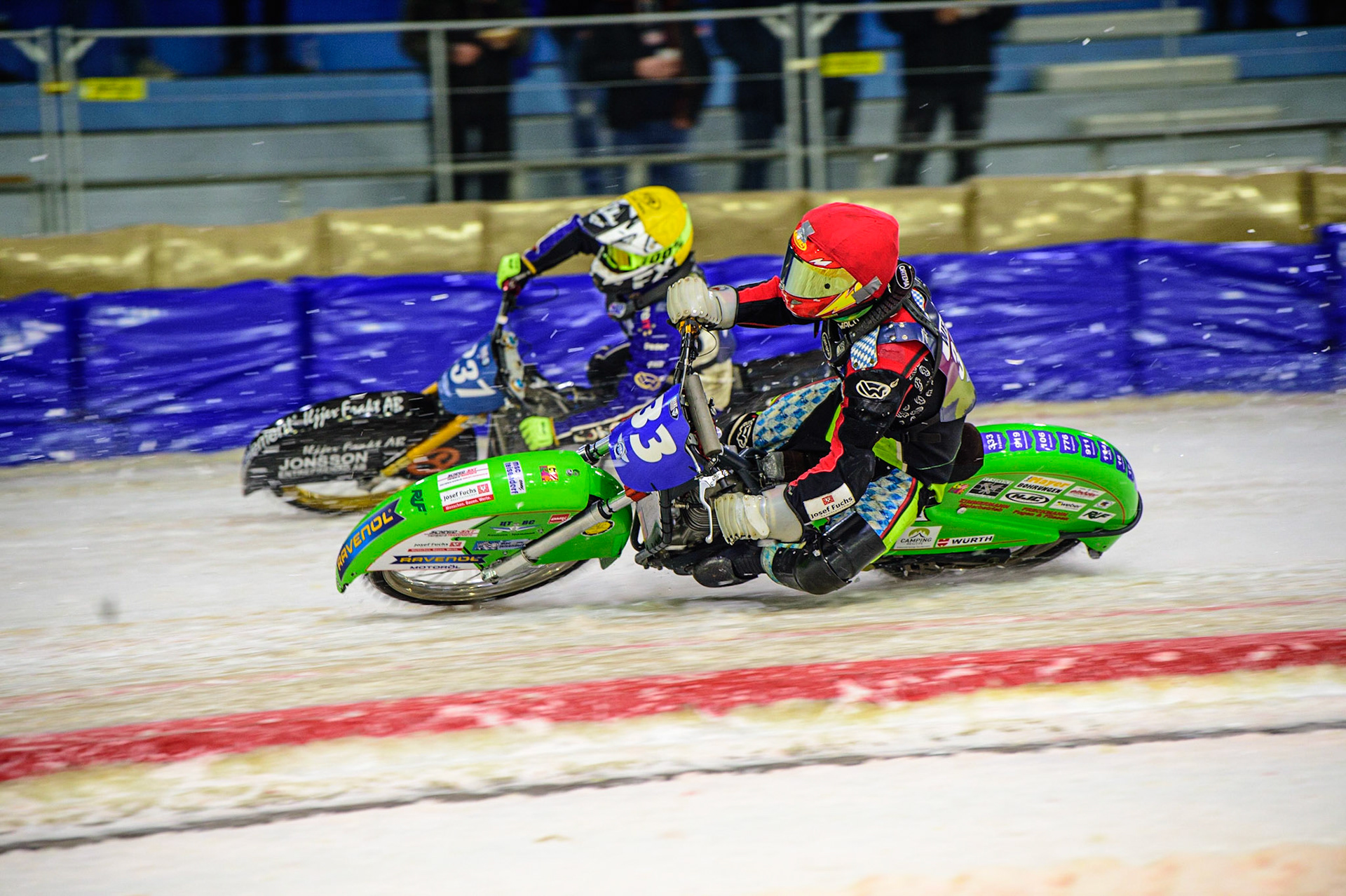 HEERENVEEN, NL. Johann Weber (33) (Red) inside Jimmy Hörrnell (237) (Yellow)  during the FIM Ice Speedway Gladiators World Championship Final 4 at Ice Rink Thialf, Heerenveen on Sunday  3 April 2022. (Credit: Ian Charles | MI News)
