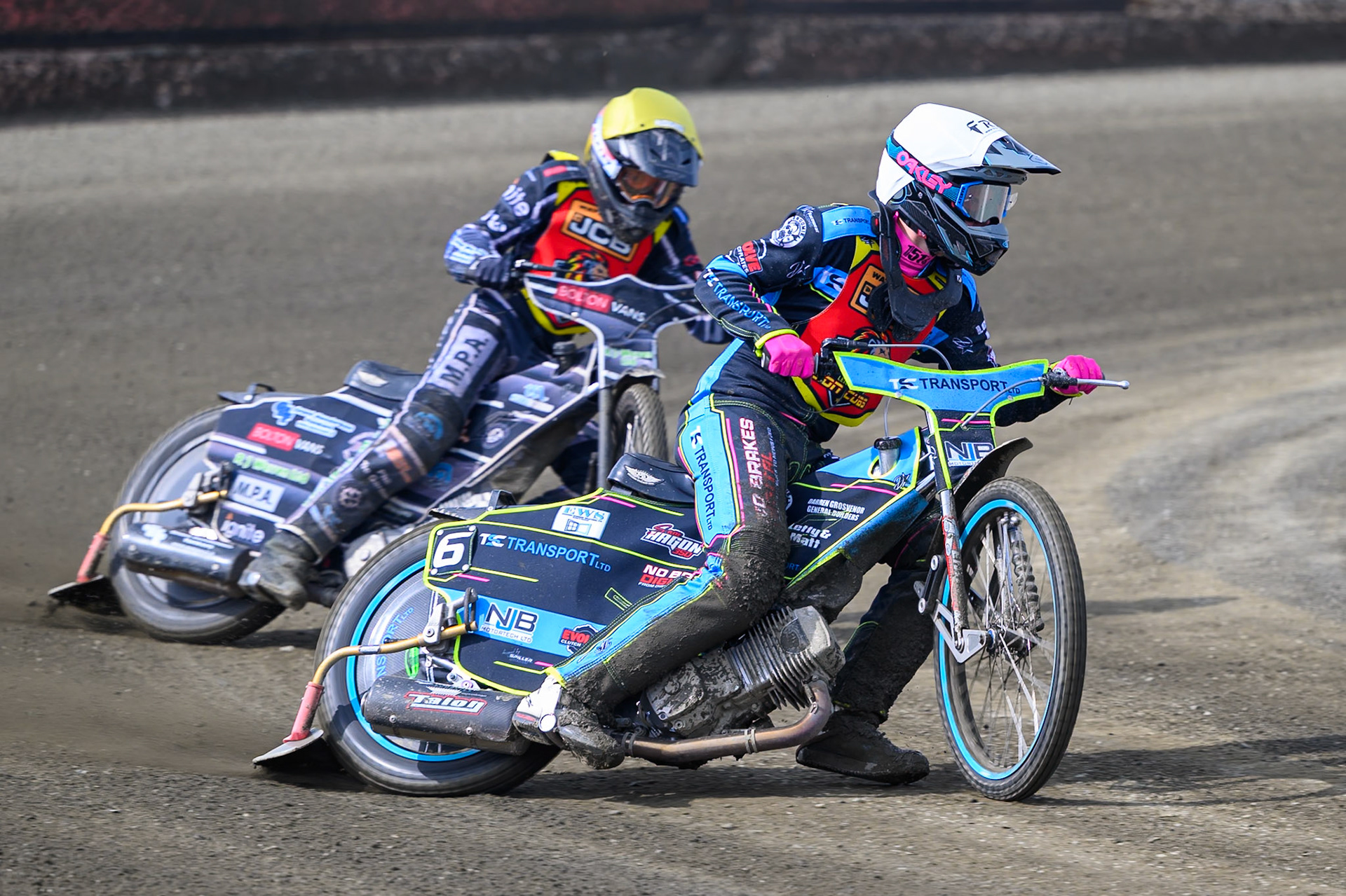 Eli Meadows of Leicester Lion Cubs in White leading Seth Norman of Leicester Lion Cubs in Yellow during the Challenge match between Buxton Bulls and Leicester Lion Cubs at Hi-Edge Speedway, Buxton on Sunday 26th April 2026. (Photo: Ian Charles | MI News)