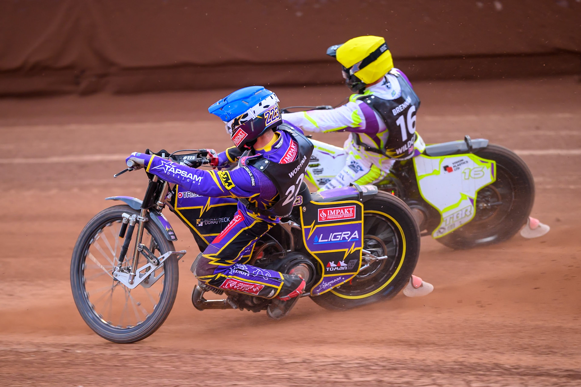 Kacper Woryna (223) of Poland in Blue rides inside Wild Card Tom Brennan (16) of Great Britain in Yellow during the ATPI  FIM Speedway GP of Manchester at the National Speedway Stadium, Manchester on Saturday 6th June 2026. (Photo: Ian Charles | MI News)