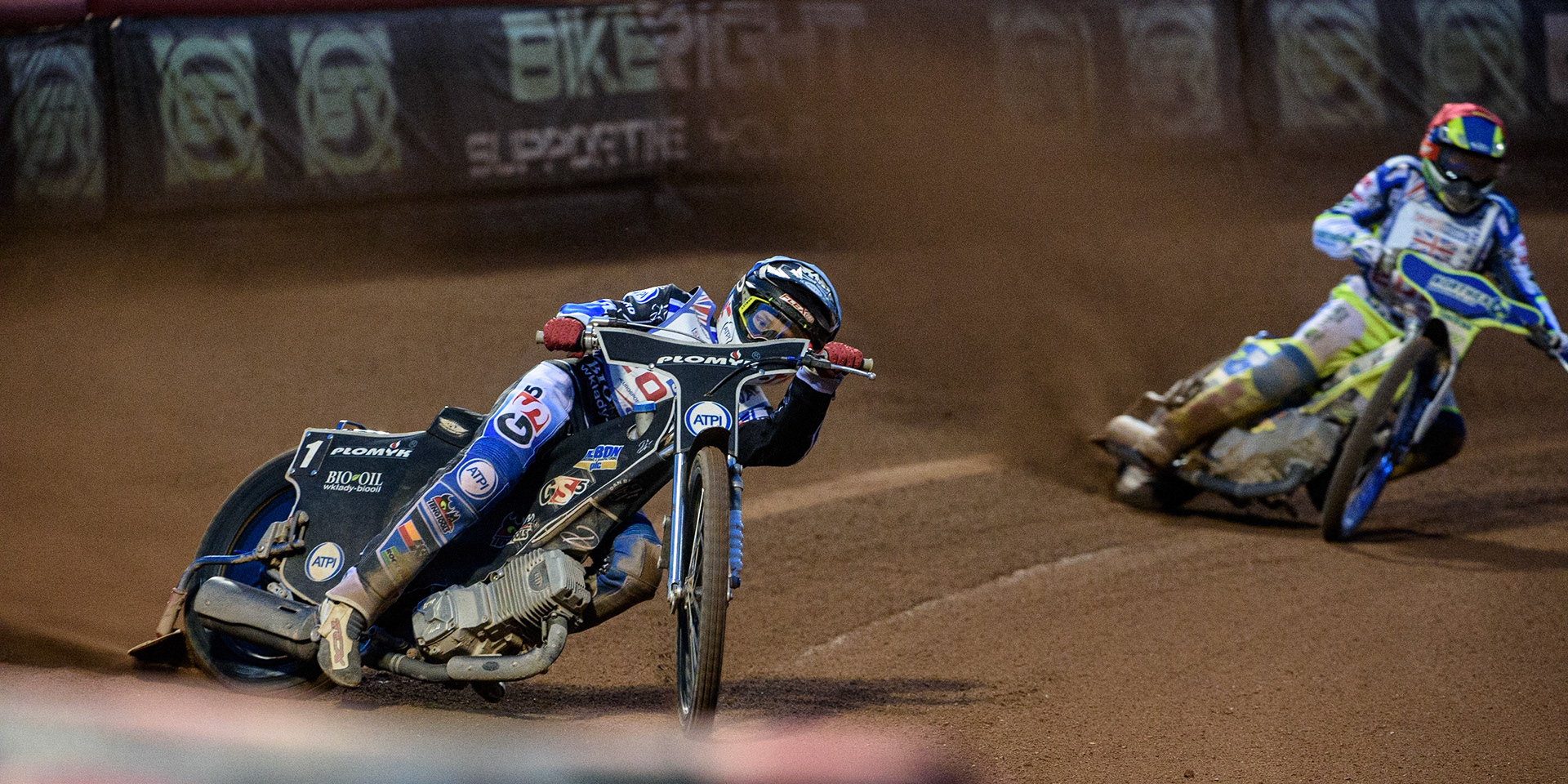 MANCHESTER, UK. AUGUST 16TH   Dan Bewley  (Blue) leads Chris Harris  (Red) during the Sports Insure British Speedway Finals at the National Speedway Stadium, Manchester on Monday 16th August 2021. (Credit: Ian Charles | MI News)