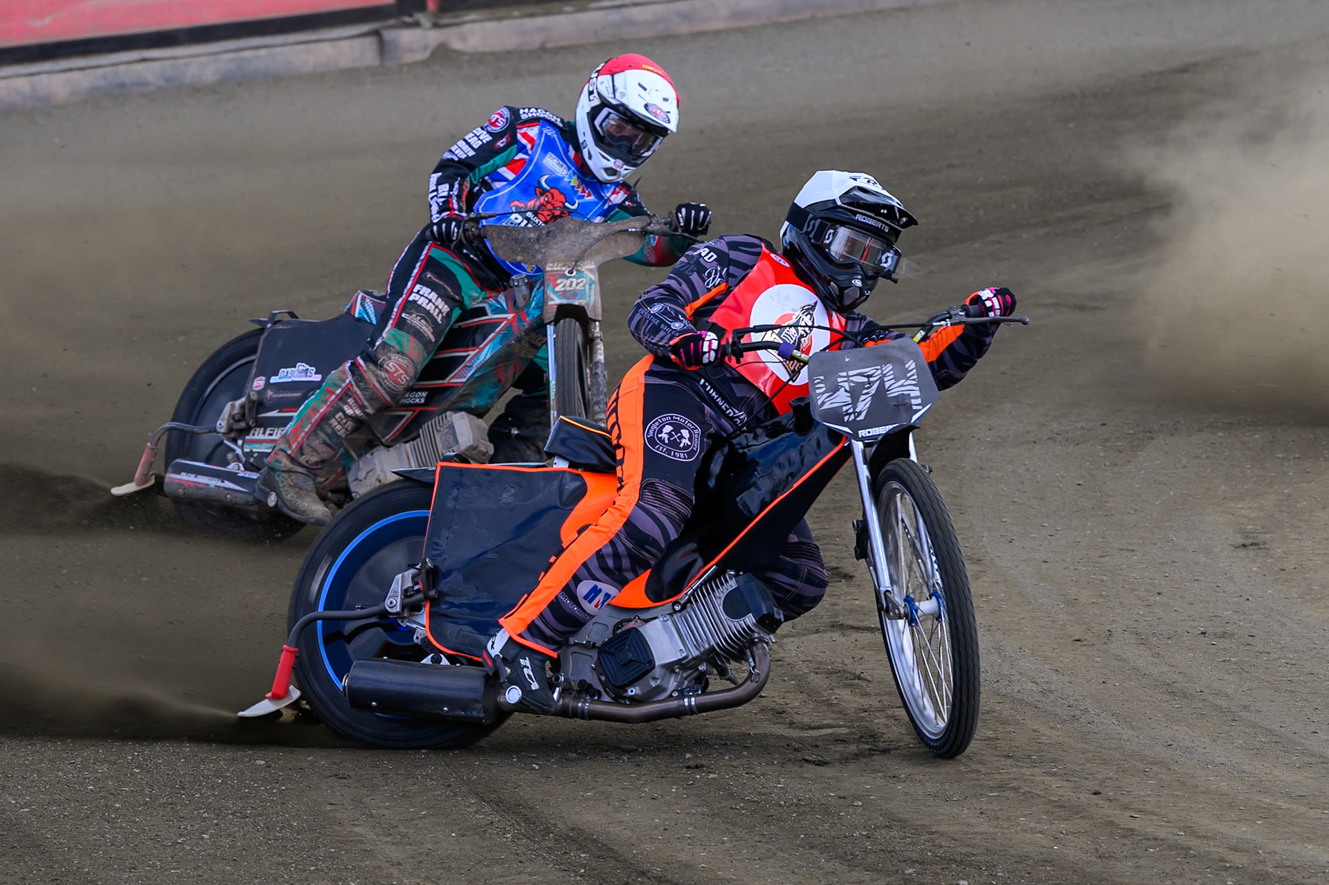Jack Roberts of NDL Nomads    in White leading Alfie Bowtell of Buxton Bulls  in Red during the  Challenge match between Buxton Bulls and NDL Nomads at Hi-Edge Speedway, Buxton on Sunday 19th April 2026. (Photo: Ian Charles | MI News)