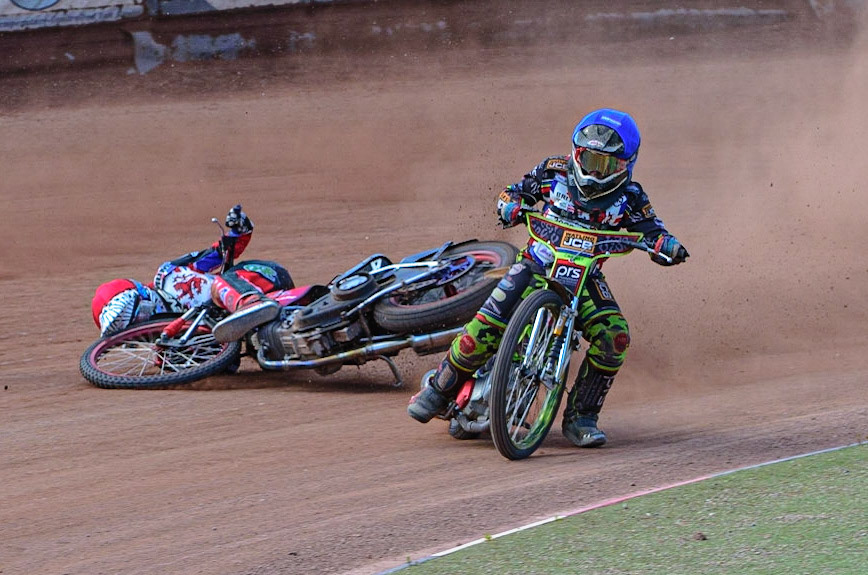 MANCHESTER, UK. JUN 3RD Charlie Wood (33) (Red) crashes behind William Cairns (145)  (Blue) during the British Youth Speedway Championship (Round 4)  at the National Speedway Stadium, Manchester on Friday 3rd June 2022. (Credit: Ian Charles | MI News)