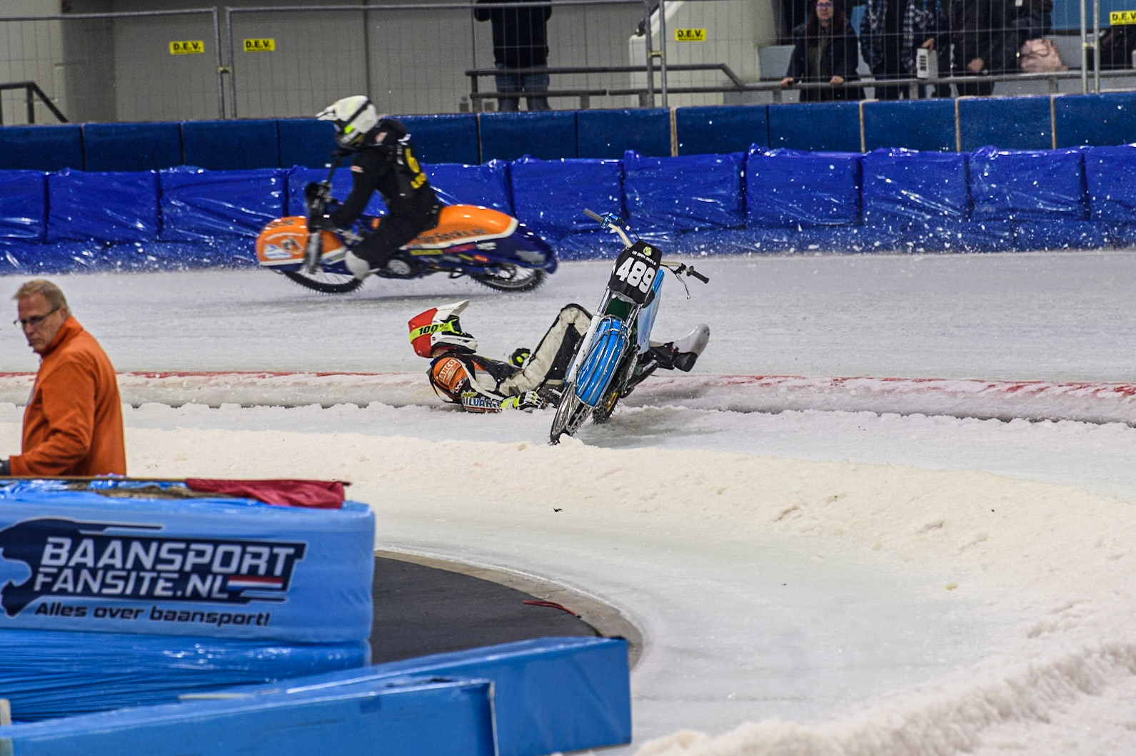 Melwin Björklin of Sweden falls when eating the Grand Final during the Roelof Thijs Bokaal, Ice Rink Thialf, Heerenveen, Netherlands on Friday 4th April 2025. (Photo: Ian Charles | MI News)