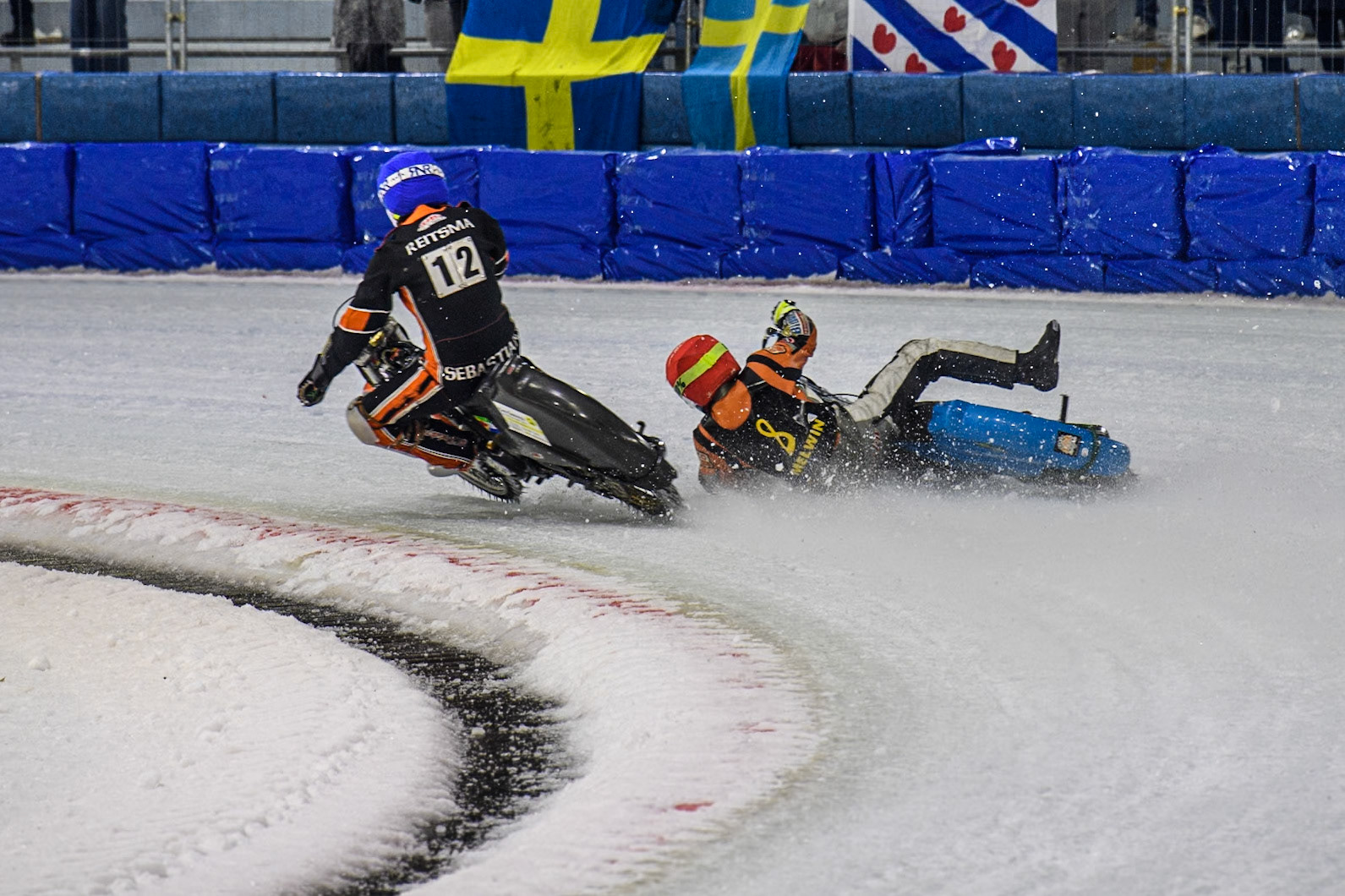 Melwin Björklin of Sweden falls when eating the Grand Final during the Roelof Thijs Bokaal, Ice Rink Thialf, Heerenveen, Netherlands on Friday 4th April 2025. (Photo: Ian Charles | MI News)