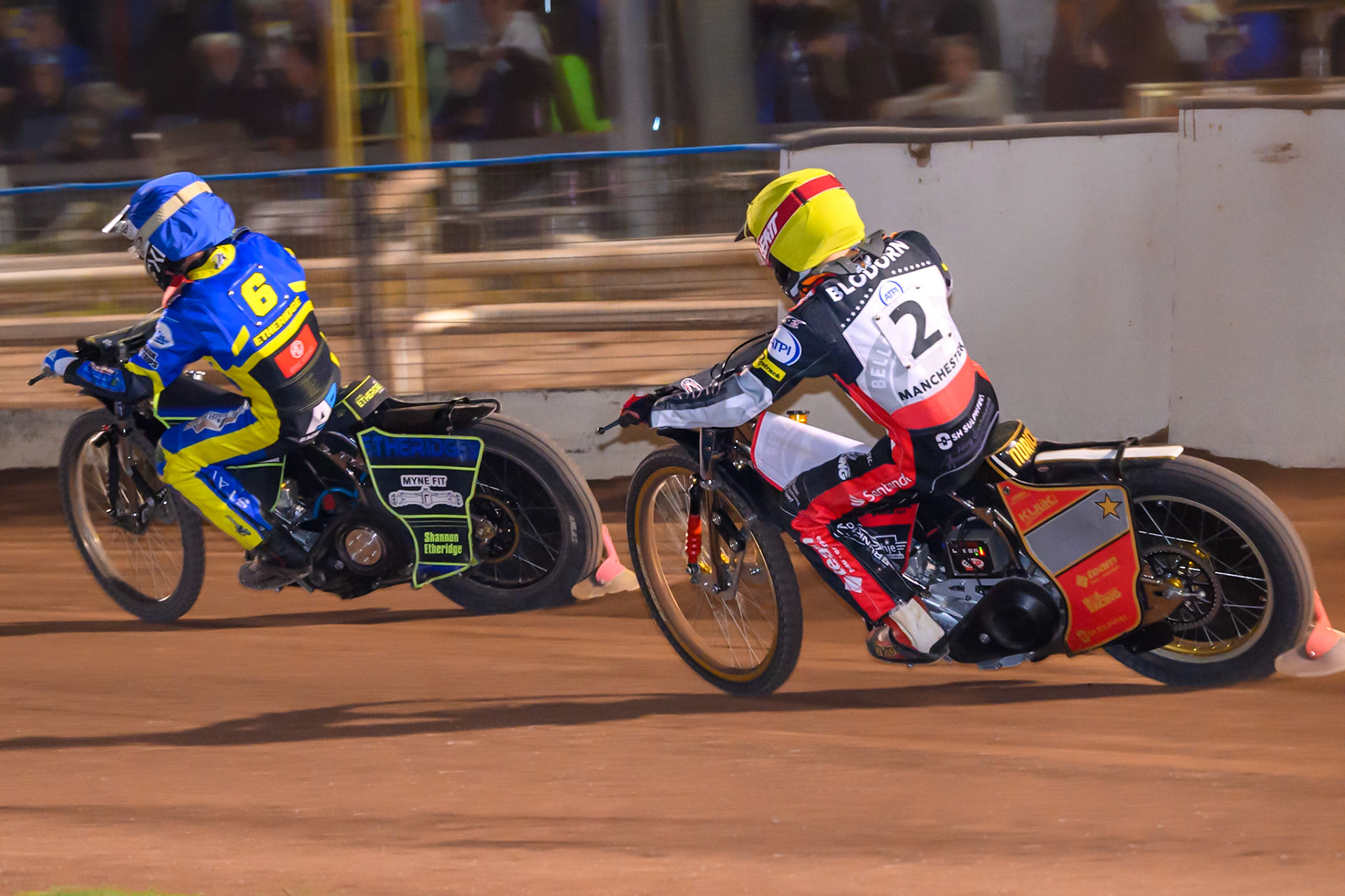 Norick Blödorn of Belle Vue Aces in Yellow chases Jye Etheridge of Sheffield Tigers in Blue during the Rowe Motor Oil Premiership match between Sheffield Tigers and Belle Vue Aces at Owlerton Stadium, Sheffield on Monday 31st August 2026. (Photo: Ian Charles | MI News)