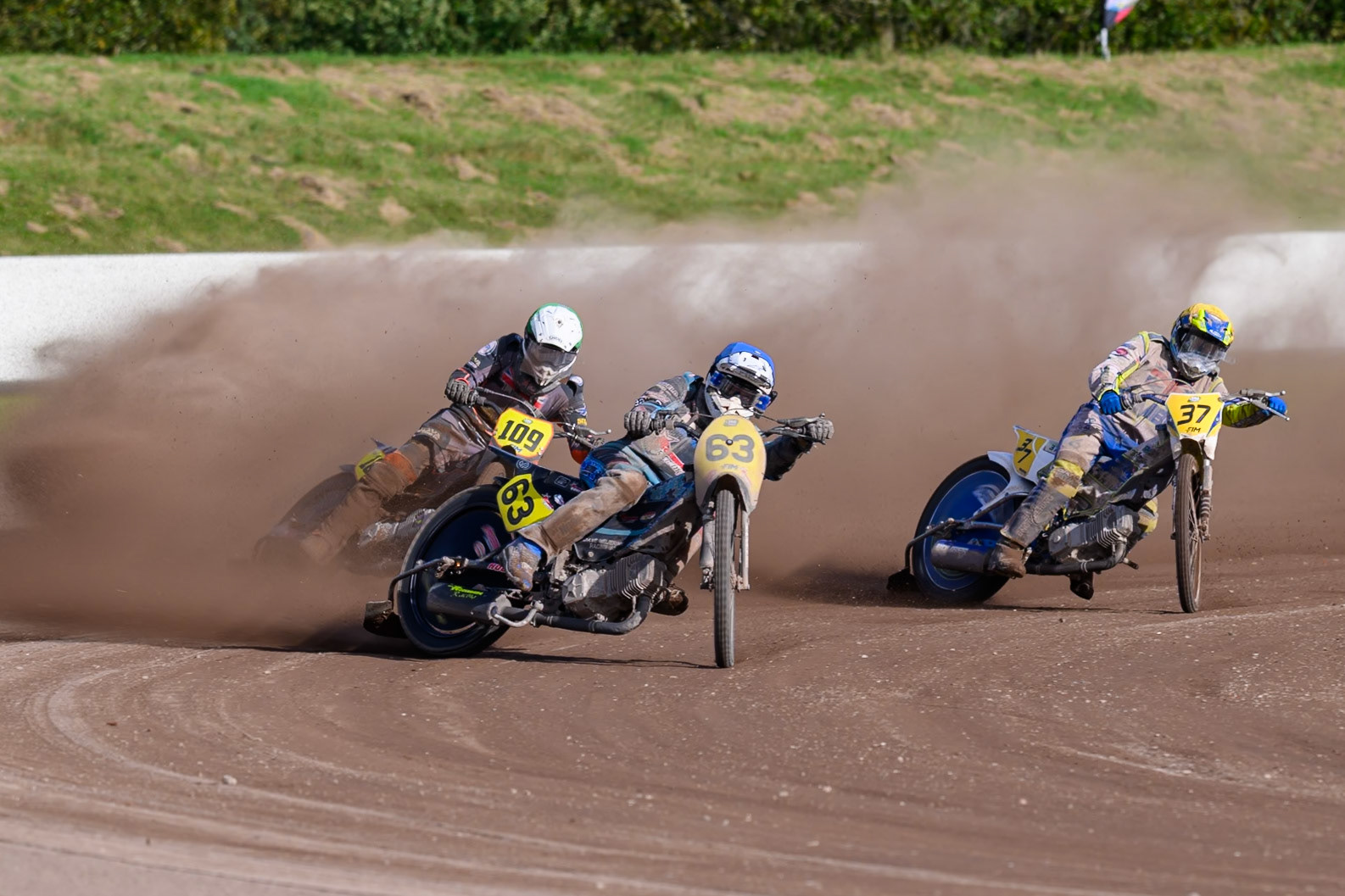 The Final and Dave Meijerink (63) of The Netherlands in Blue leads \Zach Wajtknecht (109) of Great Britain in Green and Chris Harris (37) of Great Britain in Yellow during the FIM Long Track World Championship Final 4, at the Speed Centre Roden, Netherlands on Sunday 21st September 2025. (Photo: Ian Charles | MI News)during the FIM Long Track World Championship Final 4, at the Speed Centre, Roden on Sunday 21st September 2025. (Photo: Ian Charles | MI News)