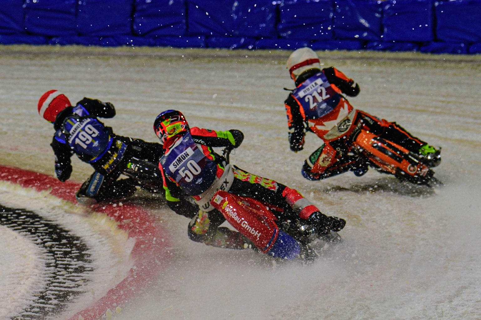 HEERENVEEN, NL. The Grand Final: Martin Hååruhiltunen (199)  (Red) leads Harald Simon (50) (White) and  Lukas Hutla (212) (Blue)   during the FIM Ice Speedway Gladiators World Championship Final 4 at Ice Rink Thialf, Heerenveen on Sunday  3 April 2022. (Credit: Ian Charles | MI News)