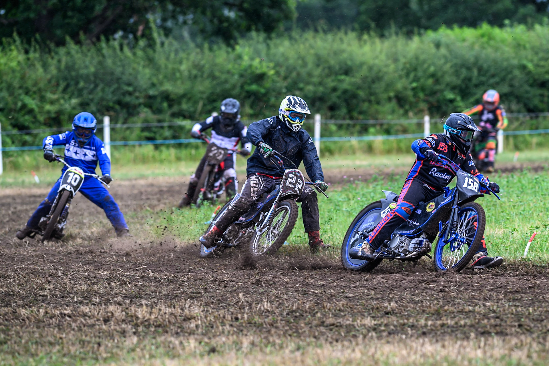 Wayne Broadhurst (158) leading Phil Thomas (22) and Tony Atkin (10) in the GT140 Class during the ACU Northern Grass Track Riders Championship at Cheshire Grass Track Club, Frog Lane, Knutsford, Cheshire on Sunday 20th July 2025. (Photo: Ian Charles | MI News)