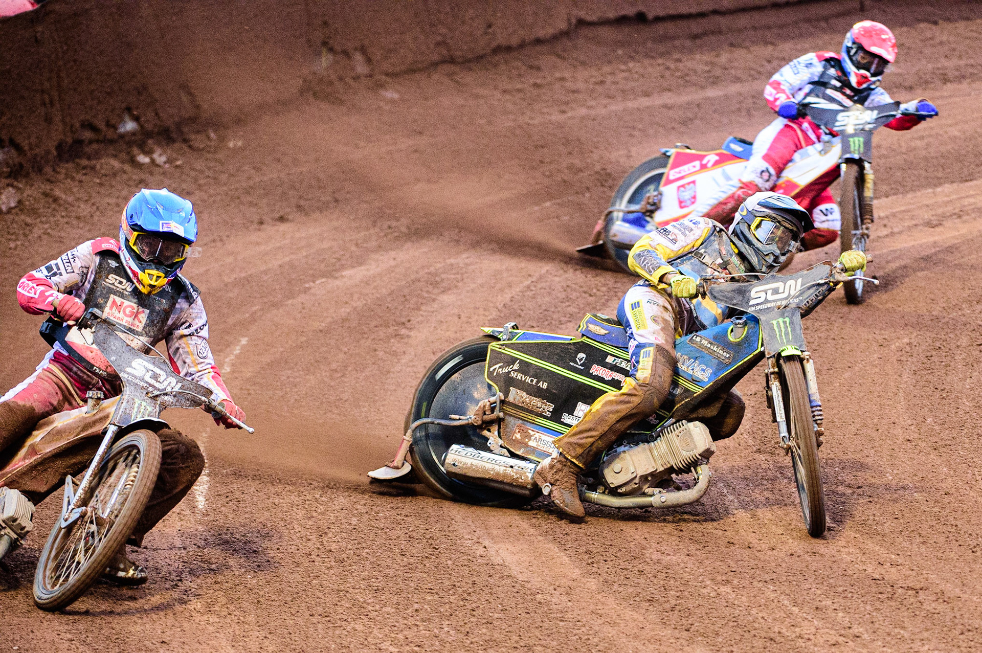MANCHESTER, UK. OCT 17TH Philip Hellström-Bangs of Sweden (White) goes between Maciej Janowski of Poland (Blue) and Jakub Miskowiak of Poland (Red)during the Monster Energy FIM Speedway of Nations at the National Speedway Stadium, Manchester on Sunday  17th October 2021. (Credit: Ian Charles | MI News)