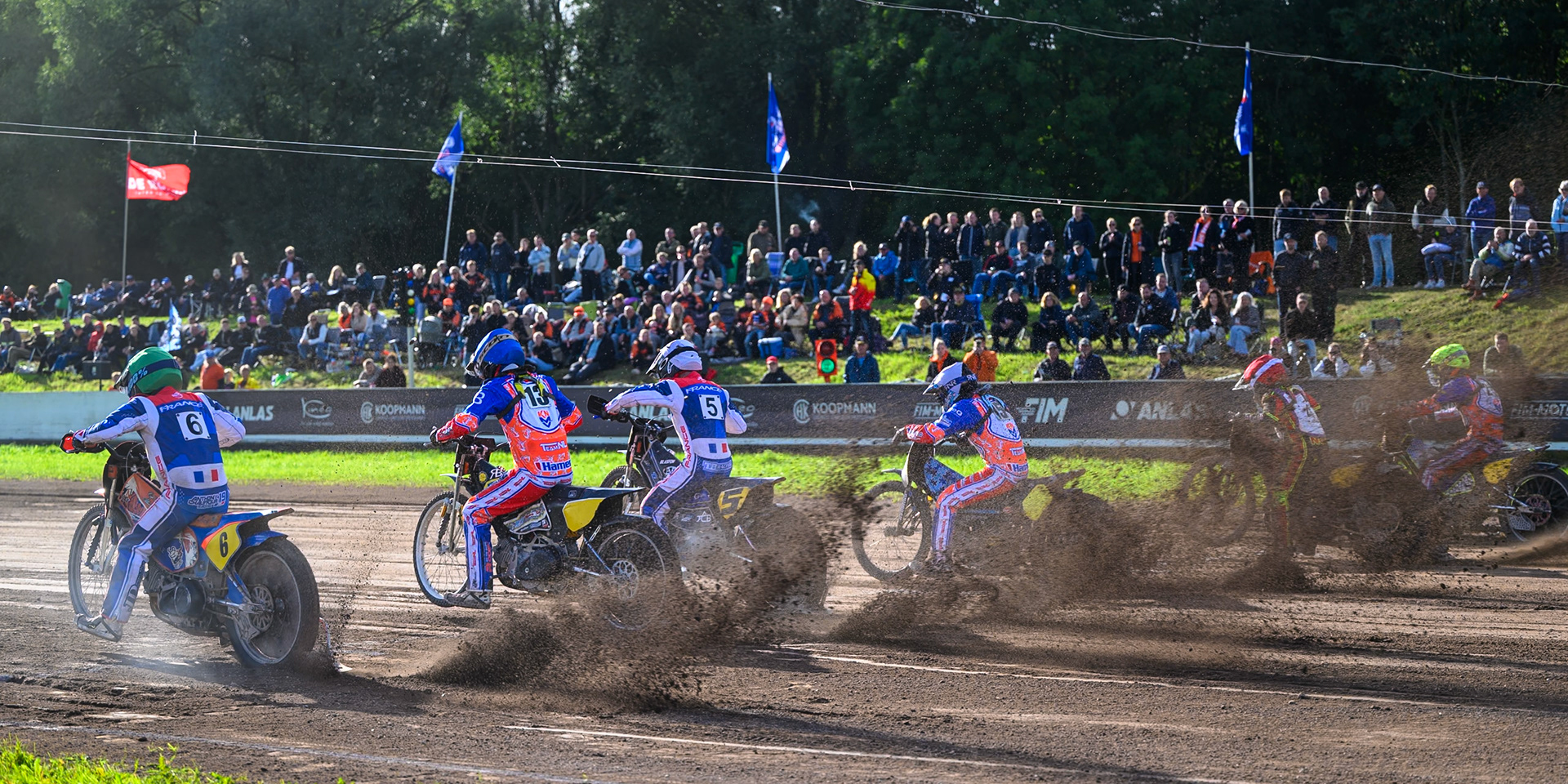 The start of heat 19: (L to R) Jordan Dubernard (6) of France in Green , Mika Meijer (13) of Netherlands in Blue , Tino Bouin (5) of France in White, Dave Meijerink (15) of Netherlands in Black &amp; White  Mathias Tresarrieu (4) of France in Red and William Kruit (26) of Netherlands  in Yellow  , during the FIM Long Track of Nations 2026 at the Speed Centre Roden in the Netherlands on Sunday 20th September 2026. (Photo: Ian Charles | MI News)