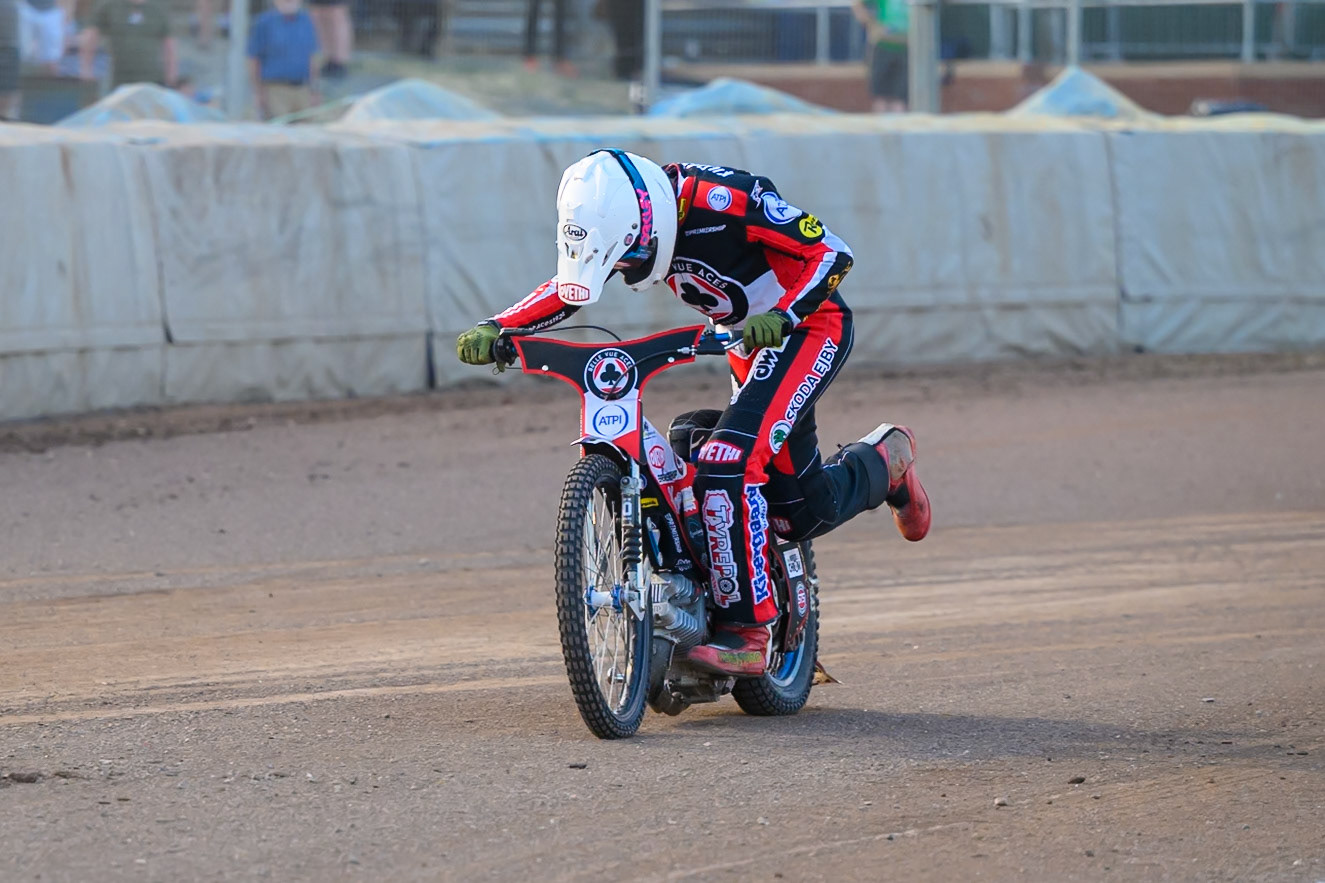 Peter Kildemand of Belle Vue Aces in White  pushes his bike home to score the final point in Heat 7 during the Rowe Motor Oil Premiership match between Northampton Foxes and Belle Vue Aces at Northampton International Shaleway, Northampton on Thursday 13th August 2026. (Photo: Ian Charles | MI News)