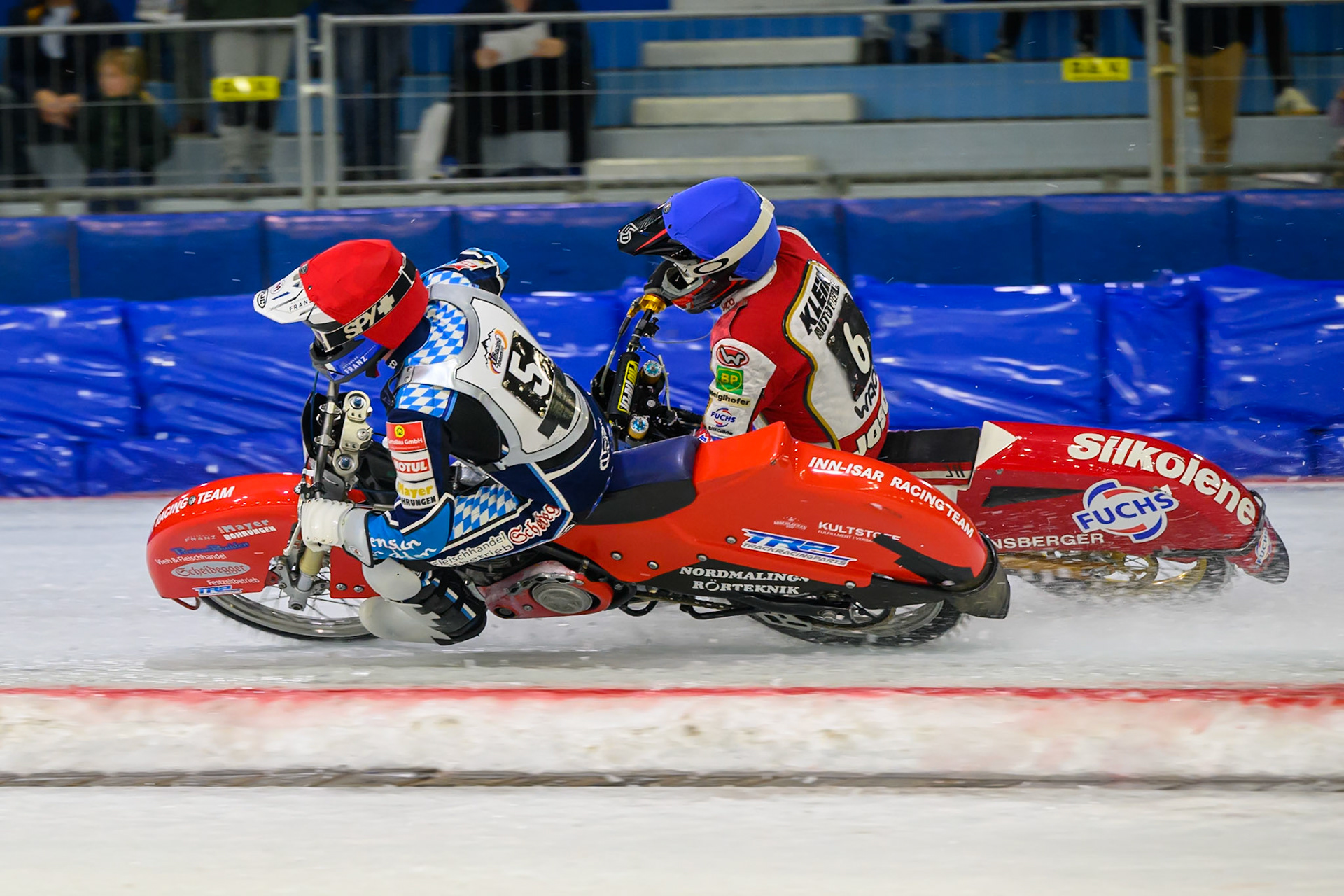 Simon Mayer of Germany in Red rides inside Josef Kreuzberger of Austria  in Blue during the ROELOF THIJS BOKAAL at Ice Rink Thialf, Heerenveen on Friday 10th April 2026.  (Photo: Ian Charles | MI News)