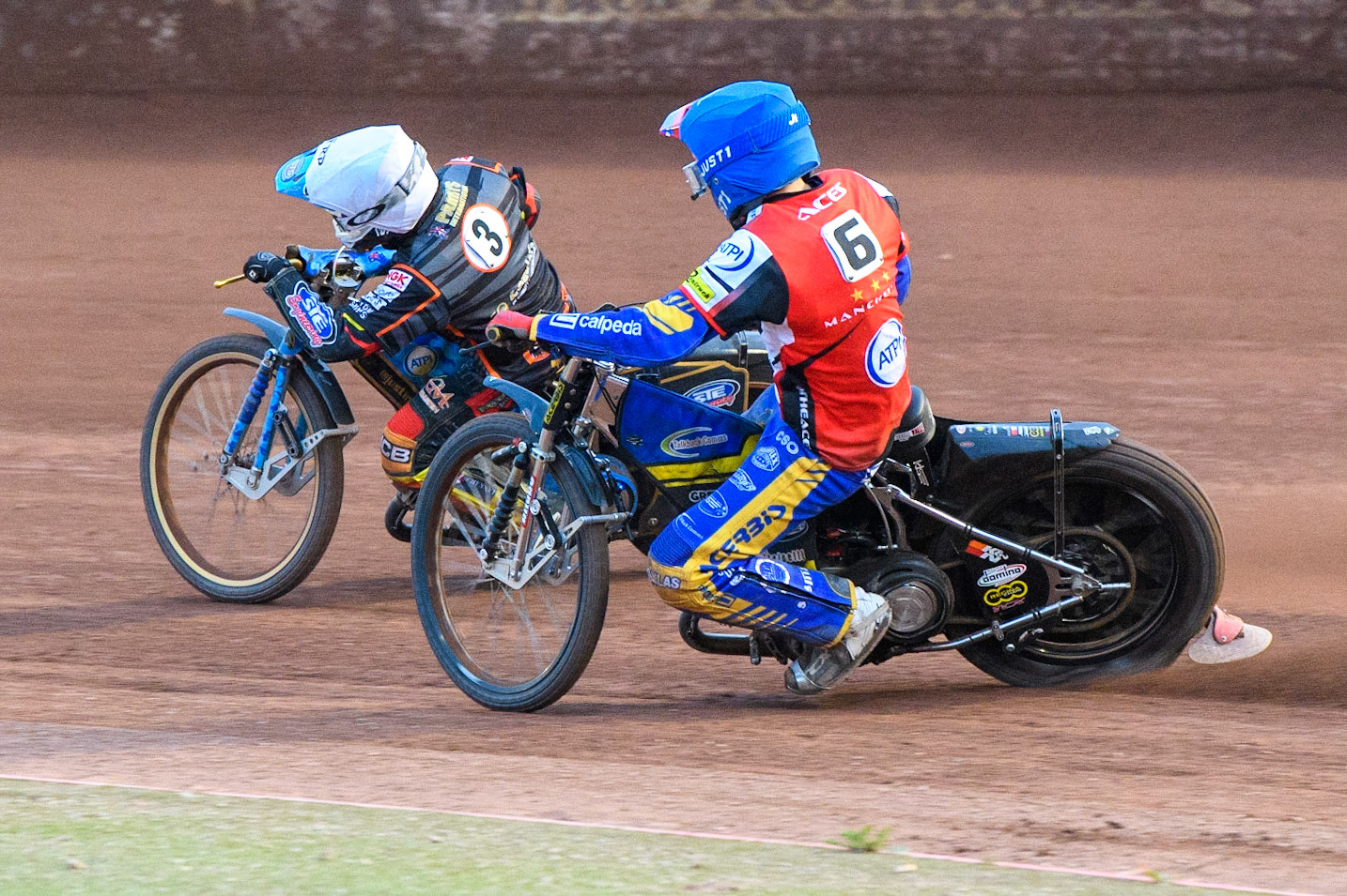 Paco Castagna (Blue) chases Justin Sedgmen (White) during the Sports Insure Premiership Knock Out Cup Quarter Final 2nd Leg between Belle Vue Aces and Wolverhampton Wolves at the National Speedway Stadium, Manchester on Thursday 18th May 2023. (Photo: Ian Charles | MI News)