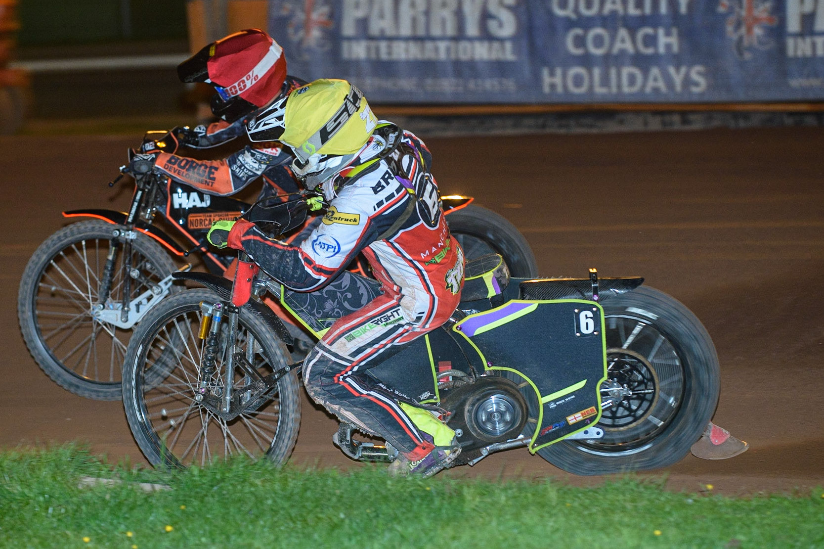 WOLVERHAMPTON, UK. AUGUST 30TH. Tom Brennan  (Yellow) chases Luke Becker  (Red)during the SGB Premiership match between Wolverhampton Wolves and Belle Vue Aces at Monmore Green Stadium, Wolverhampton on Monday 30th August 2021. (Credit: Ian Charles | MI News)