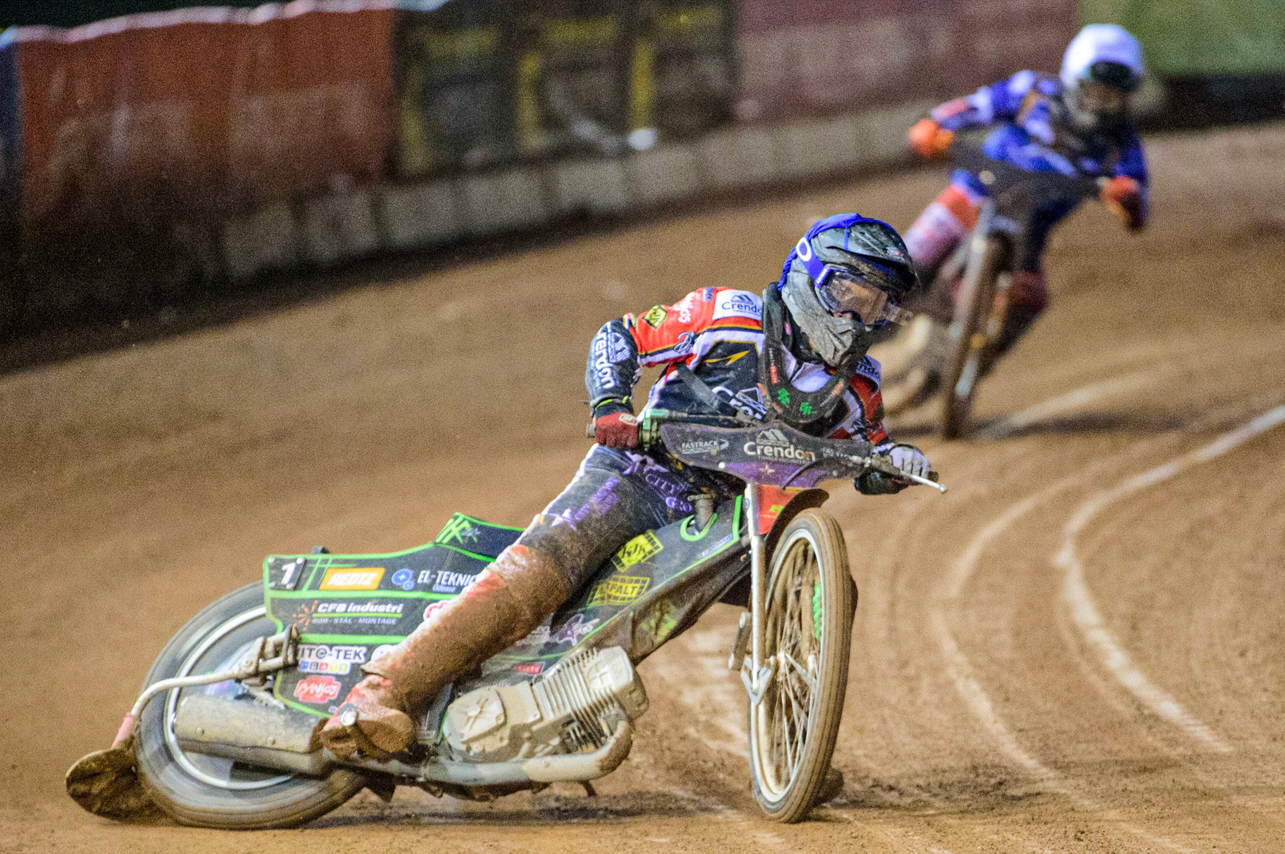 Benjamin Basso (Blue) leads Jack Smith (White)  during the Grant Henderson Pairs at the National Speedway Stadium, Manchester on Thursday 27th October 2022. (Credit: Ian Charles | MI NEWS)