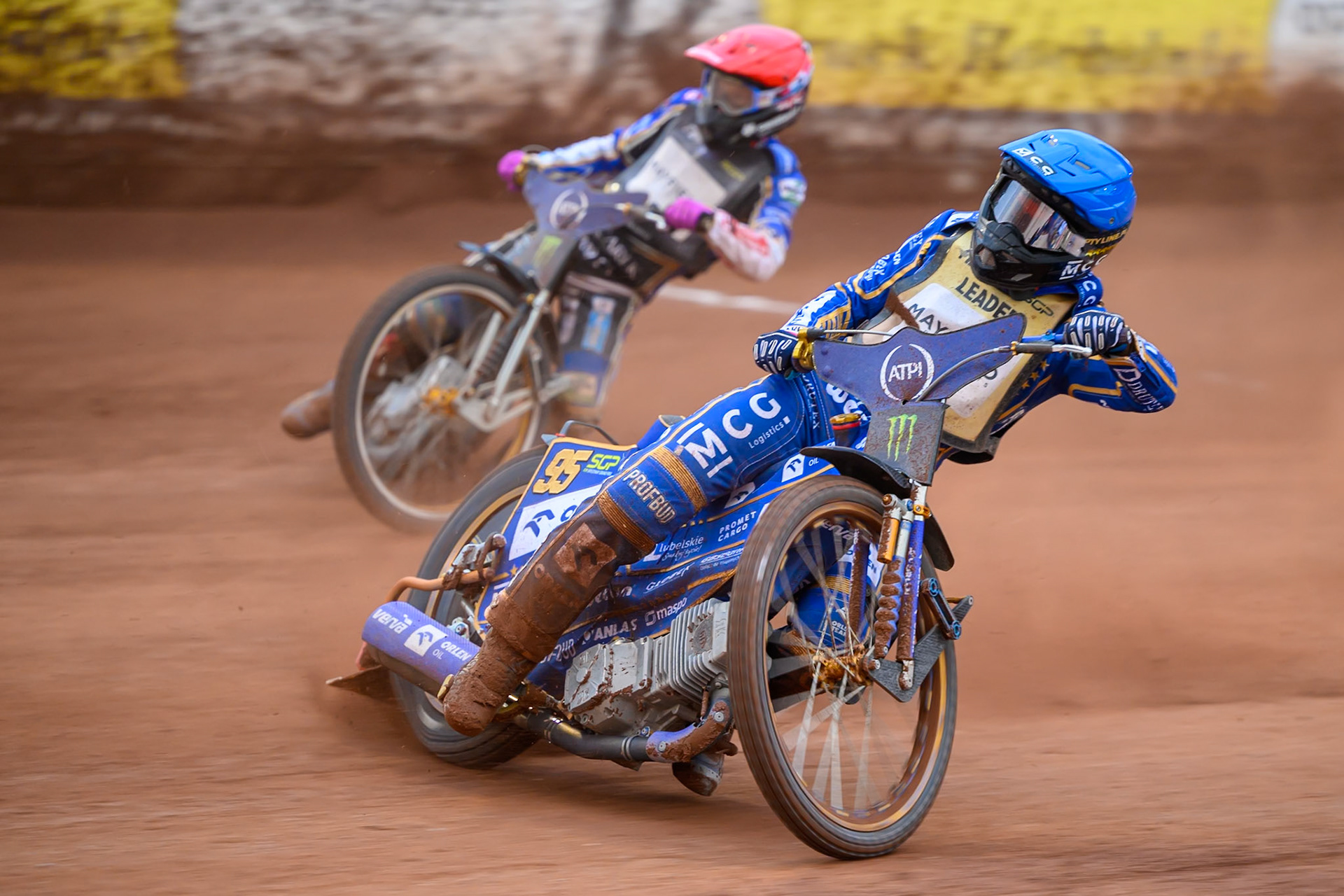 Bartosz Zmarzlik (95) of Poland  in Blue rides inside Jason Doyle (69) of Australia in Red during the ATPI  FIM Speedway GP of Manchester at the National Speedway Stadium, Manchester on Saturday 6th June 2026. (Photo: Ian Charles | MI News)