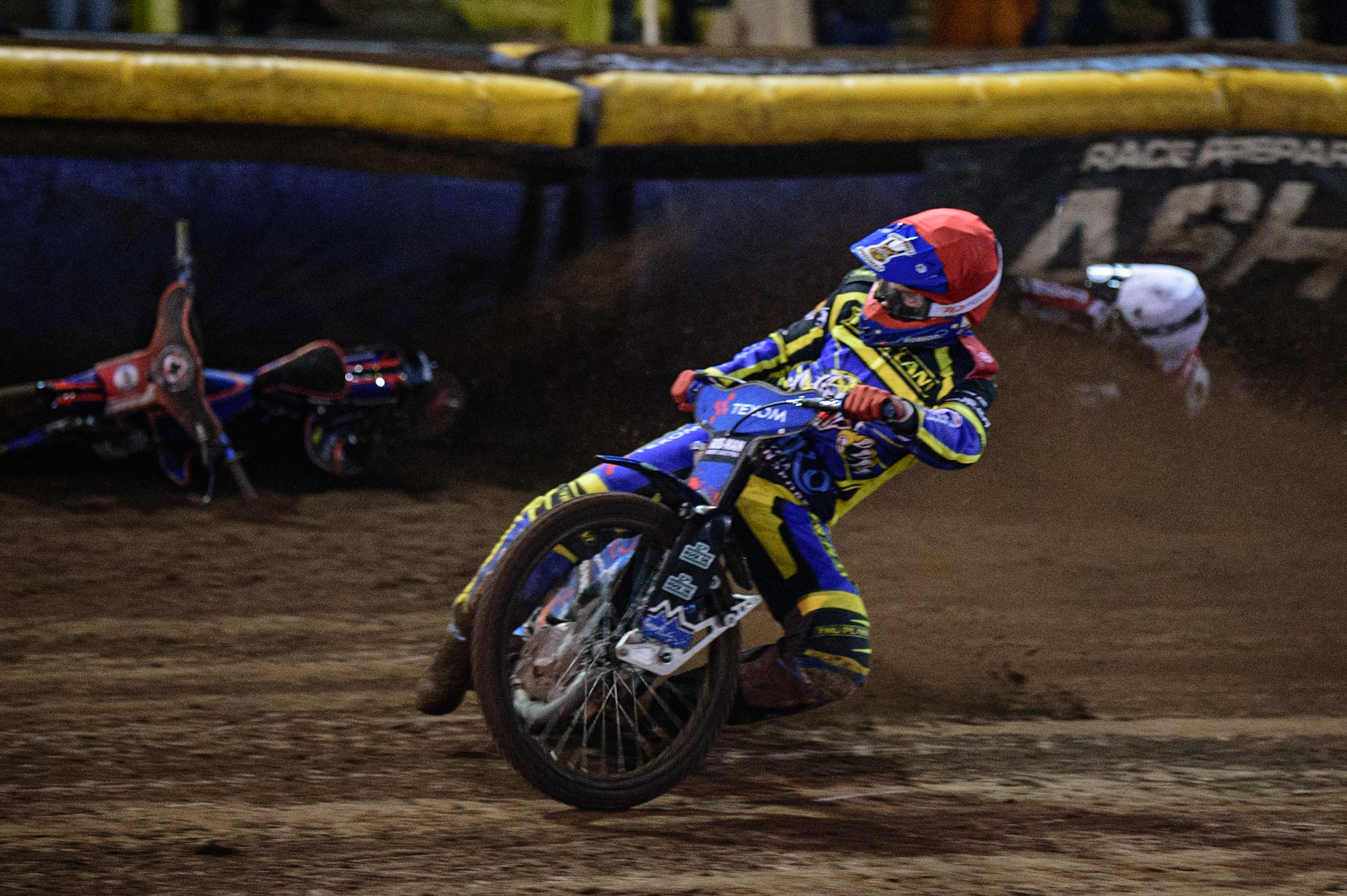 Tobiasz Musielak (Red) brings down Brady Kurtz  (White) during the SGB Premiership Grand Final 2nd Leg between Sheffield Tigers and Belle Vue Aces at Owlerton Stadium, Sheffield on Thursday 13th October 2022. (Credit: Ian Charles | MI News)