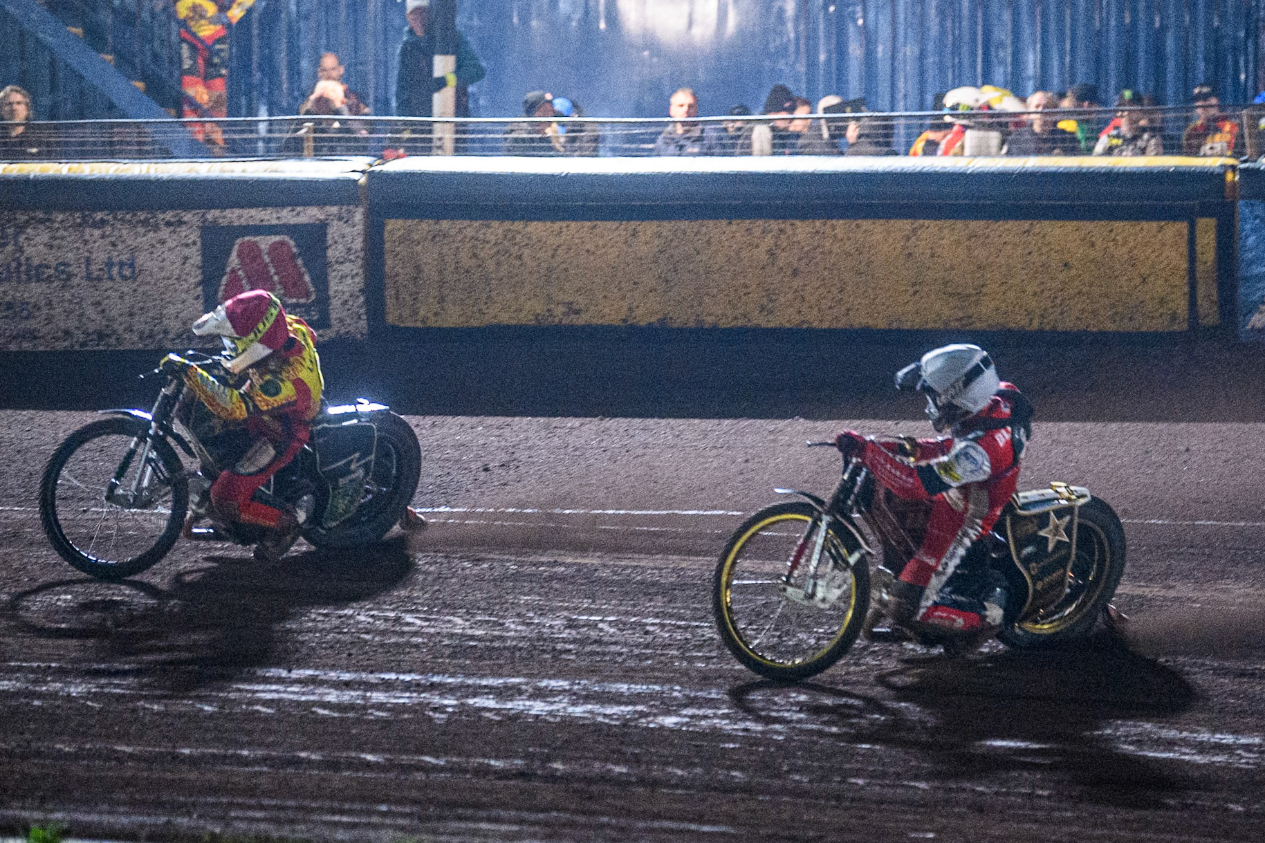 Belle Vue Aces' Norick Blodorn in White chases Leicester Lions' Richard Lawson in Red during the Rowe Motor Oil Premiership Grand Final 2nd Leg between Leicester Lions and Belle Vue Aces at the Pidcock Motorcycles Arena, Leicester on Thursday 26th September 2024. (Photo: Ian Charles | MI News)