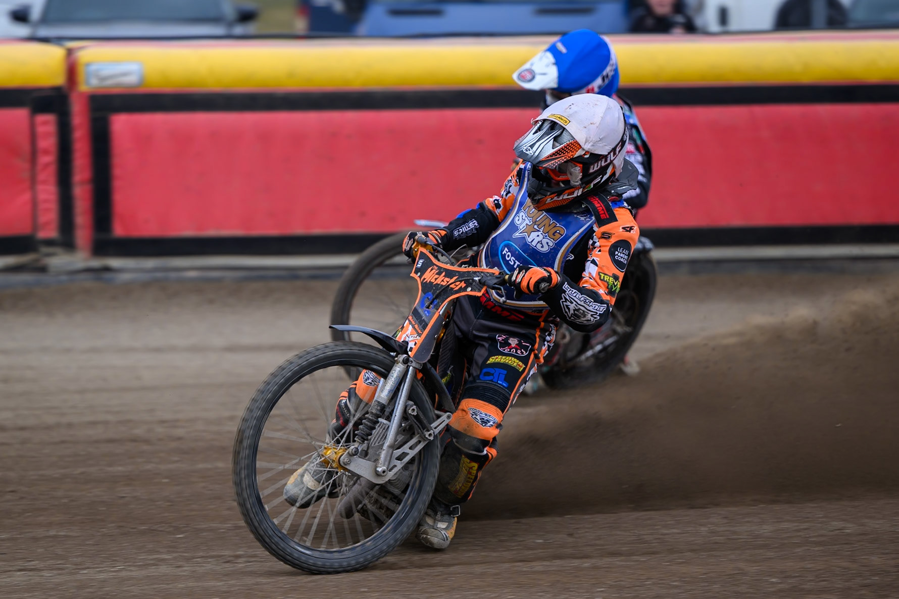 Mickie Simpson of Kings Lynn Young Stars in White leading Alfie Bowtell of Buxton Bulls in Blue during the WSRA National Development League match between Buxton Bulls and King's Lynn Young Stars at Hi-Edge Speedway, Buxton on Sunday 9th August 2026. (Photo: Ian Charles | MI News)