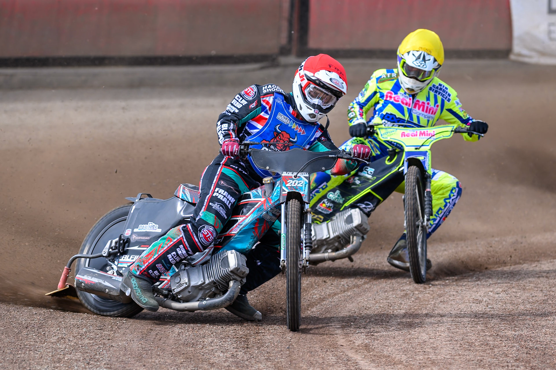 Alfie Bowtell of Buxton Bulls in Red leading Darryl Ritchings of Oxford Chargers in Yellow during the WSRA National Development League match between Buxton Bulls and Oxford Chargers at Hi-Edge Speedway, Buxton on Sunday 2nd August 2026. (Photo: Ian Charles | MI News)