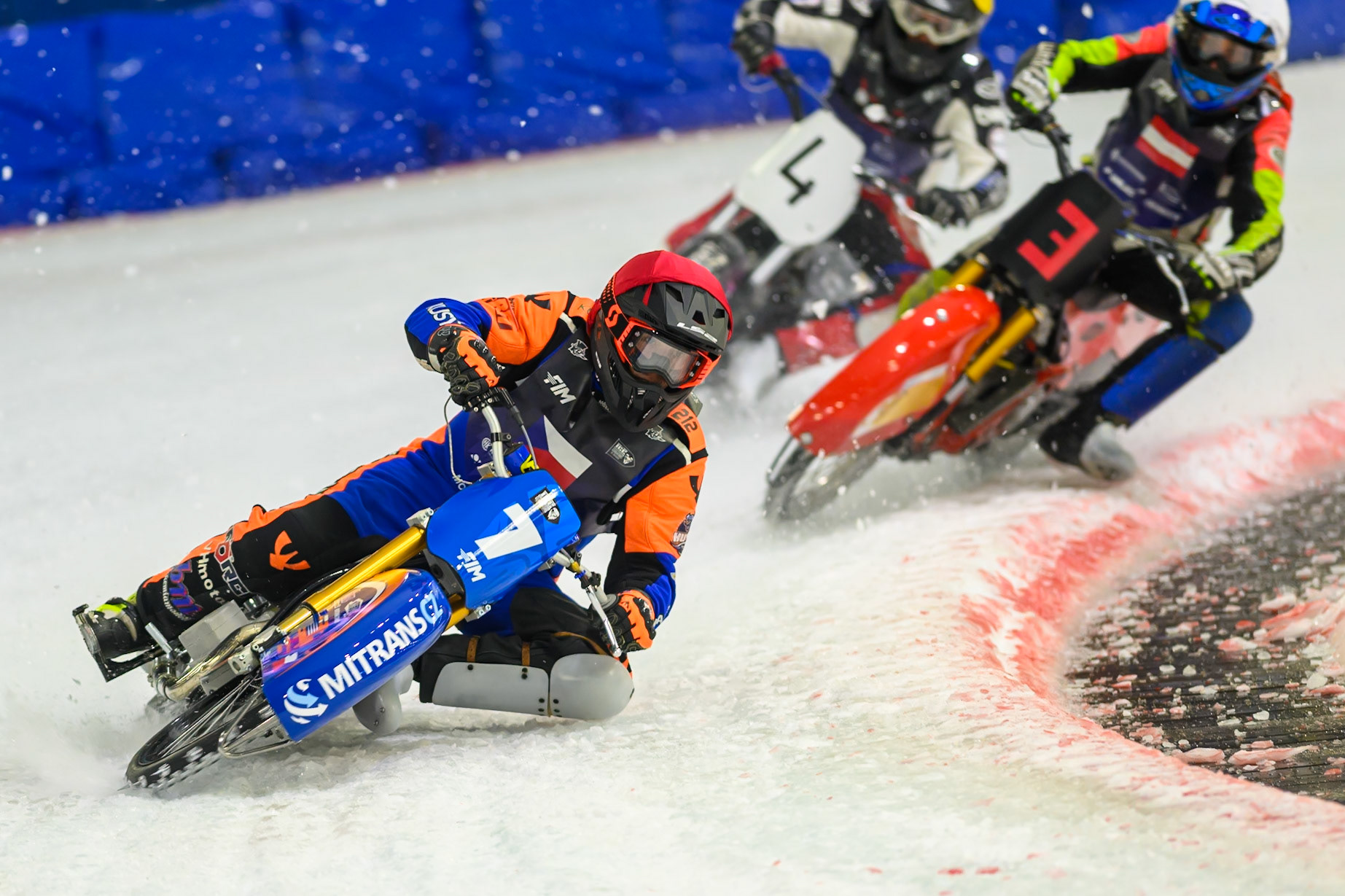 Czechia v Austria: Lukáš Hutla (7) of Czechia leading in White in White during the FIM Ice Speedway Of Nations at Ice Rink Thialf, Heerenveen on Sunday 12th April 2026. (Photo: Ian Charles | MI News)