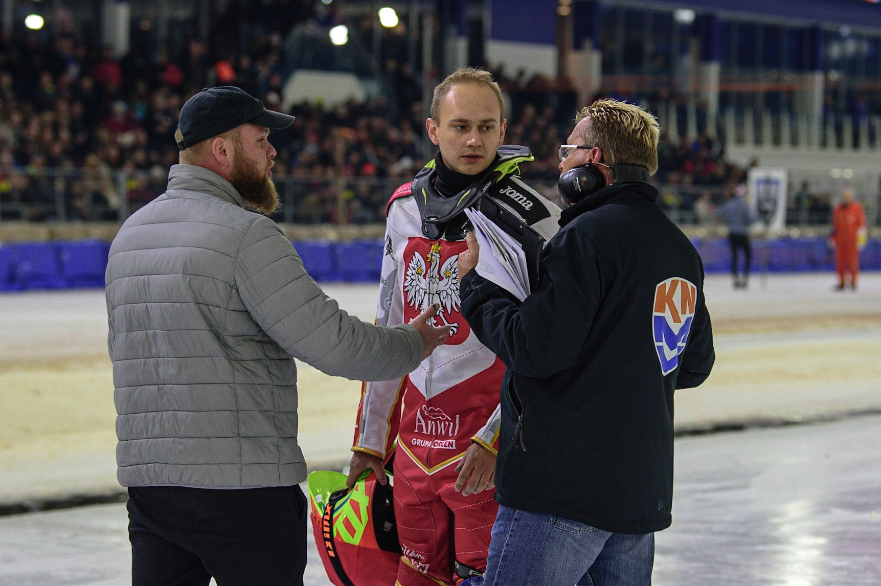 HEERENVEEN, NL. APR 1.  Michał Knapp and his team protest to the clerk of the course after his fall and then missing his final heat during the ROLOEF THIJS BOKAAL  at Ice Rink Thialf, Heerenveen on Friday 1st April 2022. (Credit: Ian Charles | MI News)