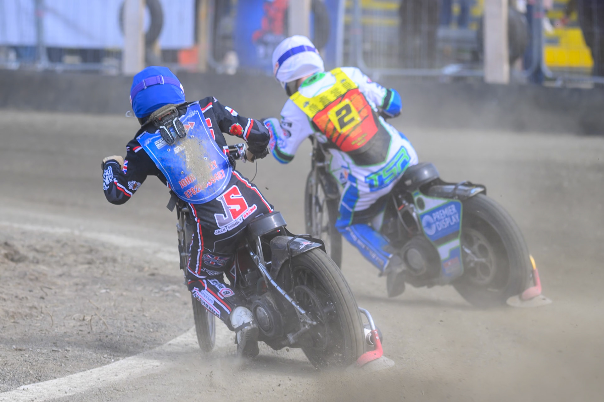 Jack Shimelt of Buxton Bulls  in Blue chases Tom Spencer of Leicester Lion Cubs  in White during the Challenge match between Buxton Bulls and Leicester Lion Cubs at Hi-Edge Speedway, Buxton on Sunday 26th April 2026. (Photo: Ian Charles | MI News)