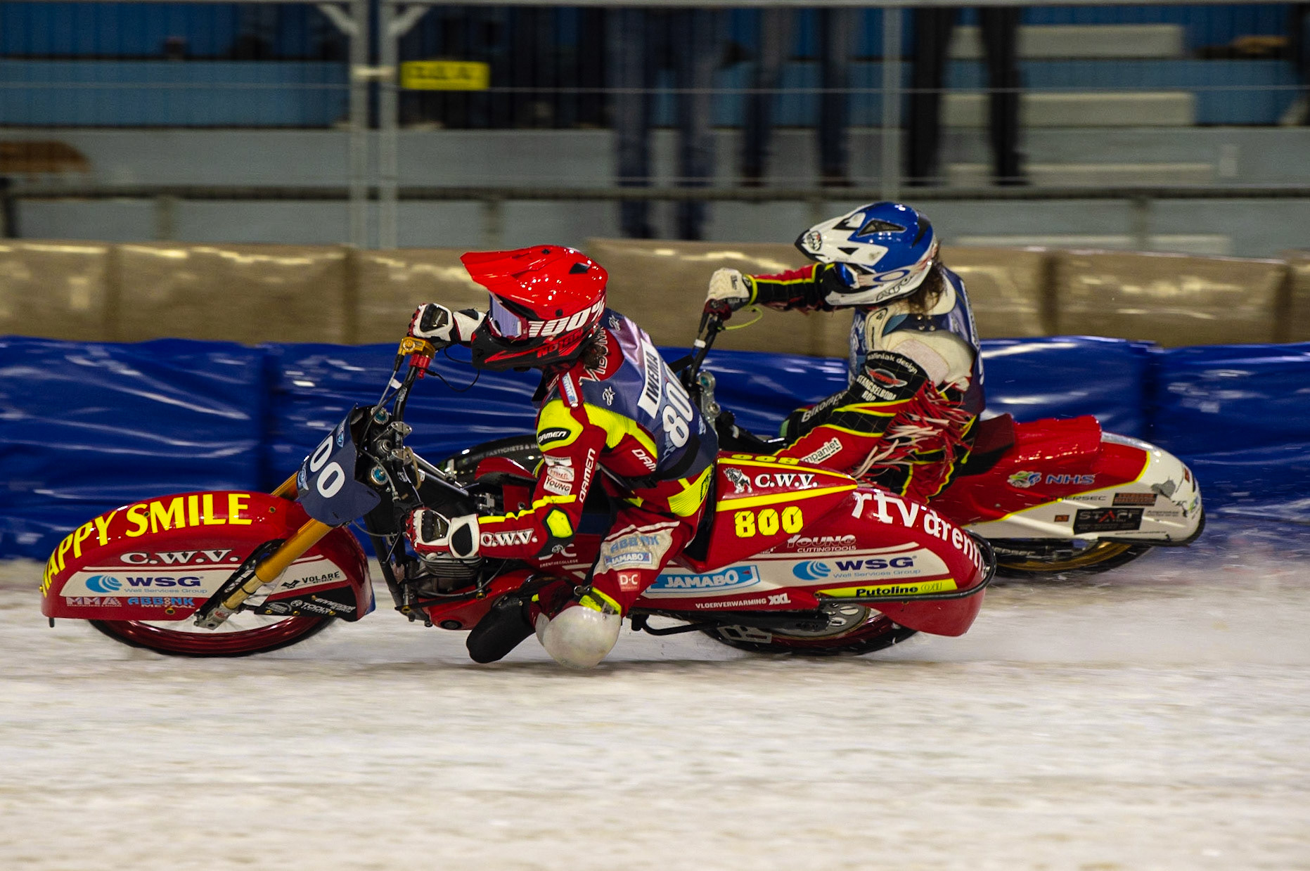 HEERENVEEN, NL. Jasper Iwema (800) (Red) passes Joakim Söderström (904) (Blue) during the FIM Ice Speedway Gladiators World Championship Final 3 at Ice Rink Thialf, Heerenveen on Saturday  2 April 2022. (Credit: Ian Charles | MI News)