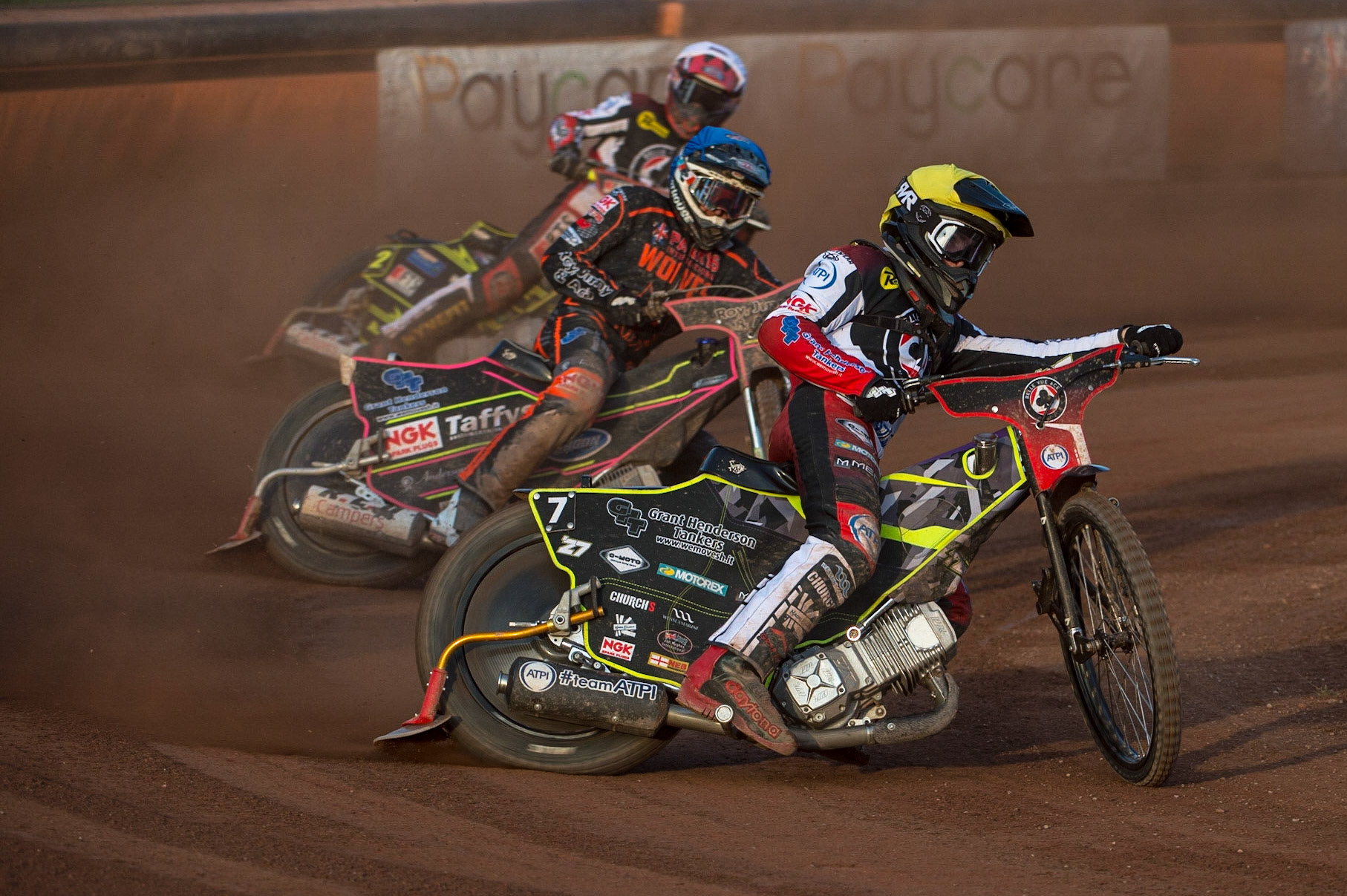 WOLVERHAMPTON, UK. JUN 20TH Tom Brennan  (Yellow) leads Leon Flint  (Blue) and Jye Etheridge  (White) during the SGB Premiership match between Wolverhampton Wolves and Belle Vue Aces at Monmore Green Stadium, Wolverhampton on Monday 20th June 2022. (Credit: Ian Charles | MI News)