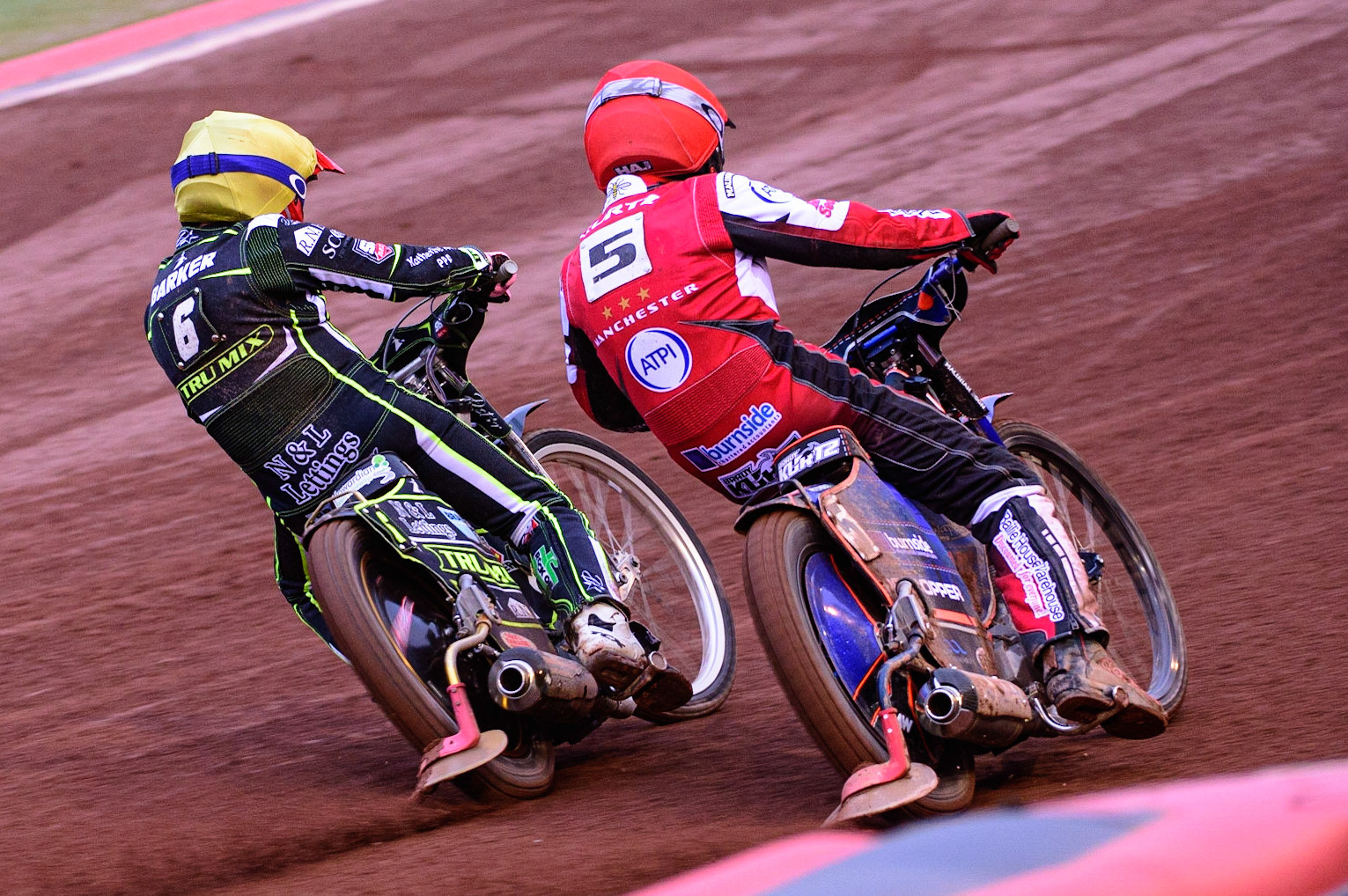 MANCHESTER, UK. JUN 6TH  Brady Kurtz  (Red) outside Ben Barker  (Yellow) during the SGB Premiership match between Belle Vue Aces and Ipswich Witches at the National Speedway Stadium, Manchester on Monday 6th June 2022. (Credit: Ian Charles | MI News)