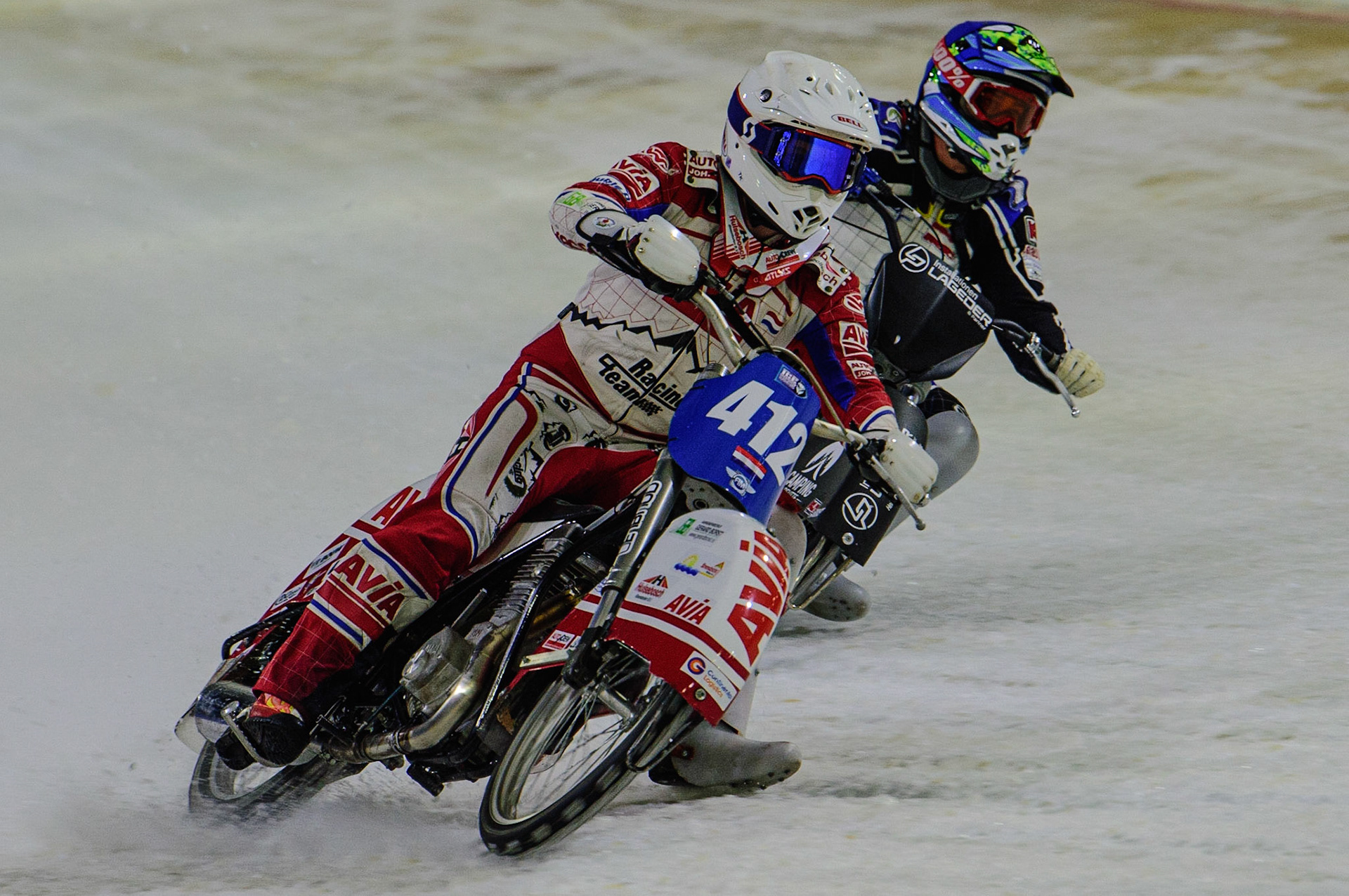HEERENVEEN, NL. APR 1.  Philip Lageder (Blue) tries to pass Niek Schaap (White) on the inside during the ROLOEF THIJS BOKAAL  at Ice Rink Thialf, Heerenveen on Friday 1st April 2022. (Credit: Ian Charles | MI News)