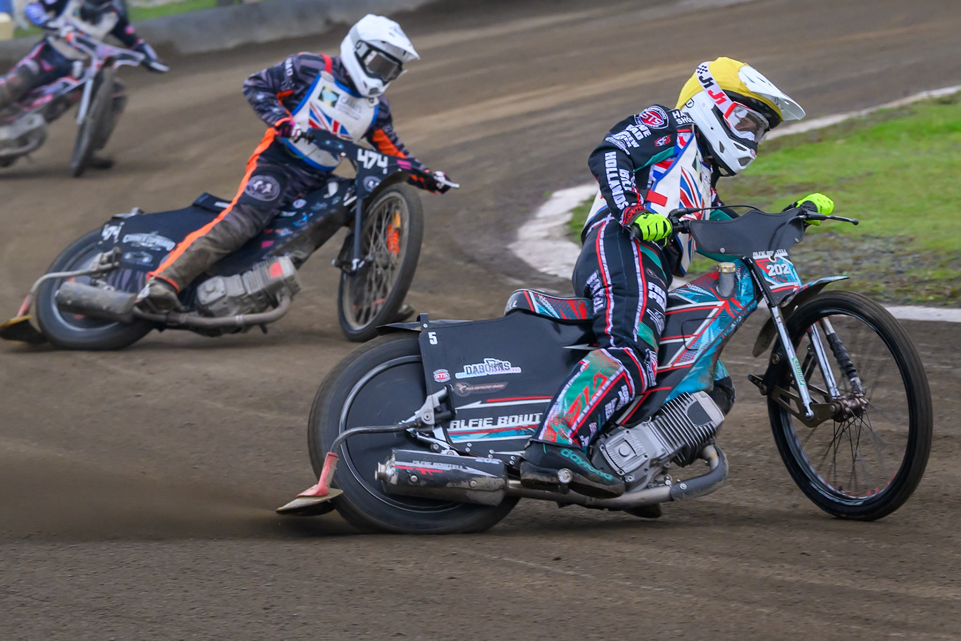 Alfie Bowtell in Yellow leading Jack Roberts in White during the Derbyshire Open at Hi-Edge Speedway, Buxton on Sunday 27th September 2026. (Photo: Ian Charles | MI News)