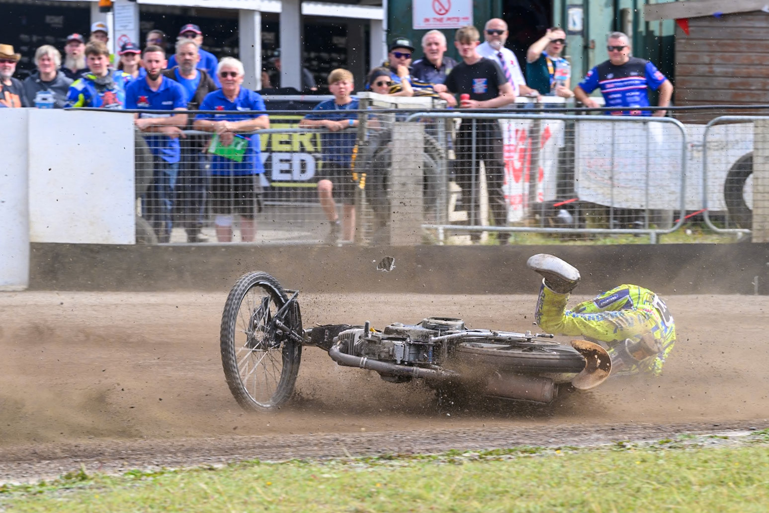 In the re-run of Heat 5, Darryl Ritchings of Oxford Chargers  falls behind Luke Harris of Buxton Bulls in Red  during the WSRA National Development League match between Buxton Bulls and Oxford Chargers at Hi-Edge Speedway, Buxton on Sunday 2nd August 2026. (Photo: Ian Charles | MI News)