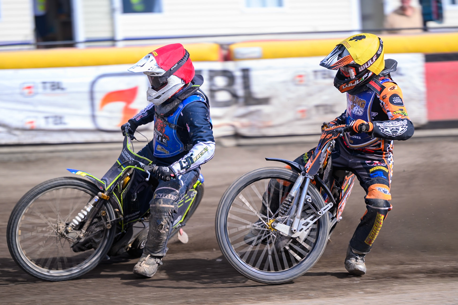 Nathan Ablitt, Guest Rider for Buxton Bulls in Red leading Mickie Simpson of Kings Lynn Young Stars in Yellow during the WSRA National Development League match between Buxton Bulls and King's Lynn Young Stars at Hi-Edge Speedway, Buxton on Sunday 9th August 2026. (Photo: Ian Charles | MI News)