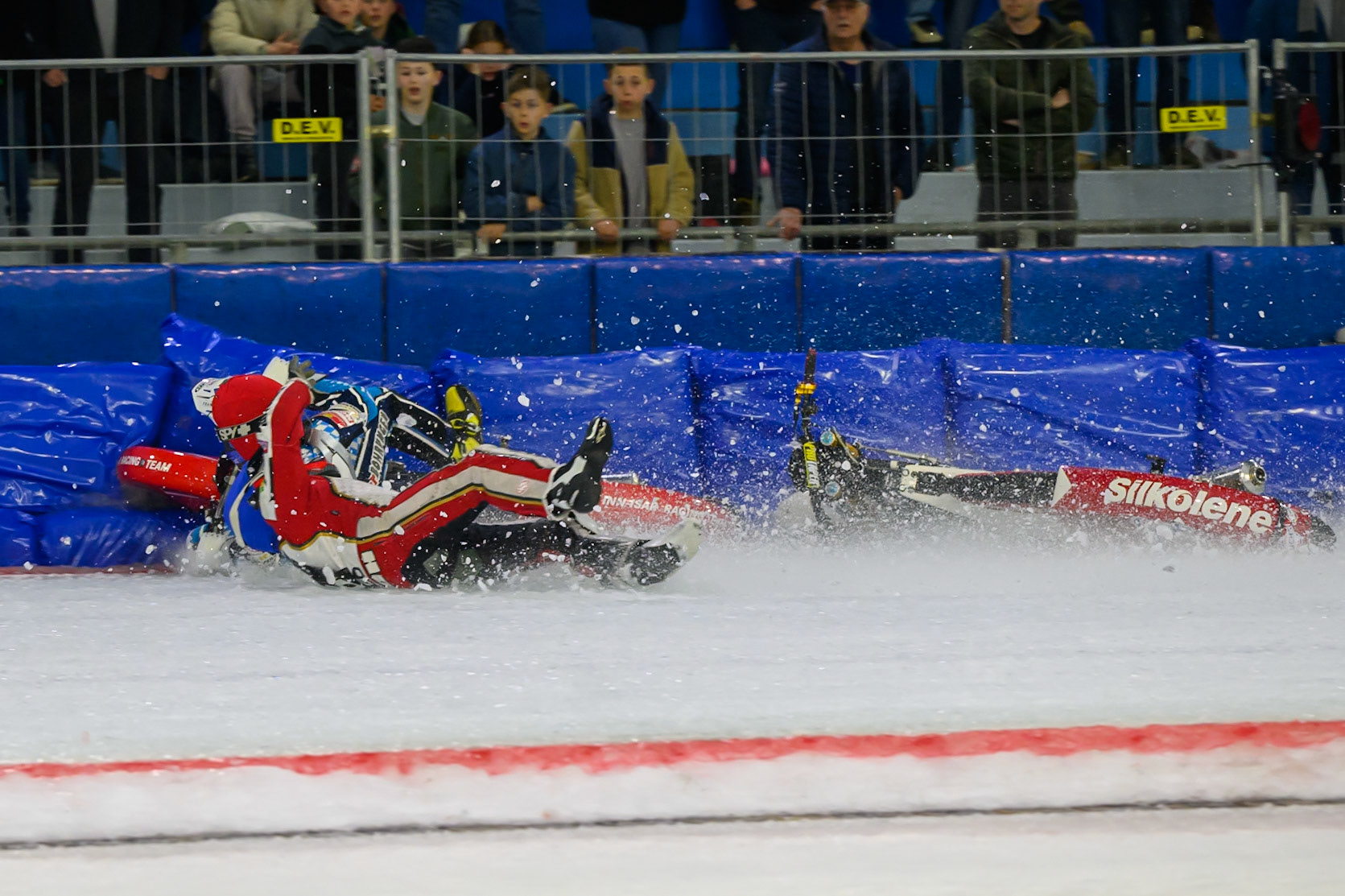 Simon Mayer of Germany in Red and Josef Kreuzberger of Austria in Blue collide and crash  during the ROELOF THIJS BOKAAL at Ice Rink Thialf, Heerenveen on Friday 10th April 2026.  (Photo: Ian Charles | MI News)