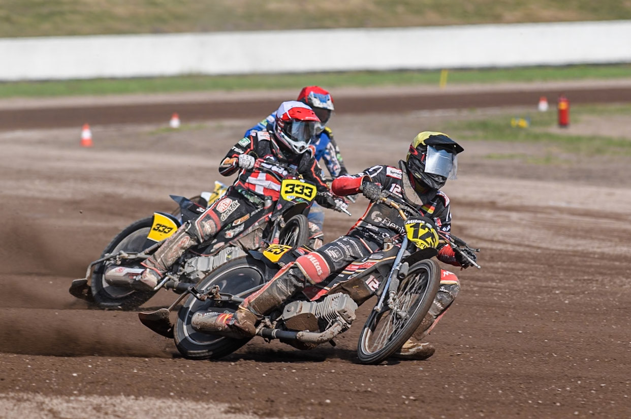 Lukas Fienhage (125) of Germany in Yellow leading Kenneth Kruse Hansen (333) of Denmark in White and Chris Harris (37)of Great Britain in Red during the FIM Long Track World Championship Final 5 at the Speed Centre Roden, Roden, Netherlands on Sunday 22nd September 2024. (Photo: Ian Charles | MI News)