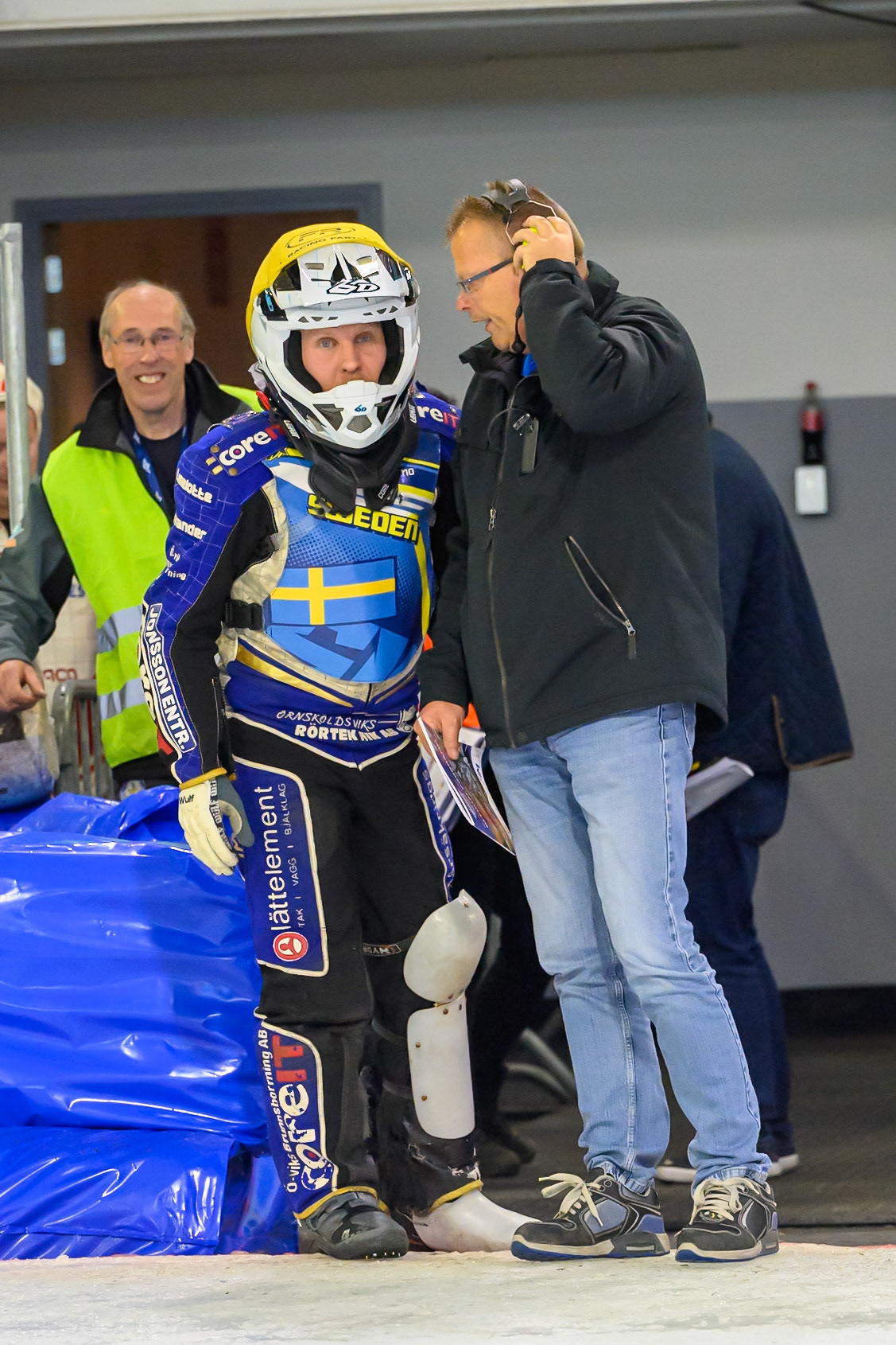 Jimmy Hörnell of Sweden  (Left) with Clerk of the Course Auke Engle during the ROELOF THIJS BOKAAL at Ice Rink Thialf, Heerenveen on Friday 10th April 2026.  (Photo: Ian Charles | MI News)