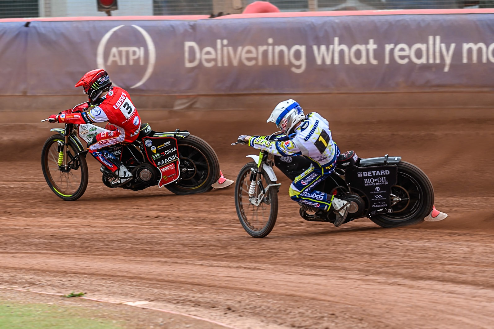 Oxford Spires' Maciej Janowski in White chases Belle Vue Aces' Jaimon Lidsey in Red during the Rowe Motor Oil Premiership match between Belle Vue Aces and Oxford Spires at the National Speedway Stadium, Manchester on Monday 26th May 2025. (Photo: Ian Charles | MI News)