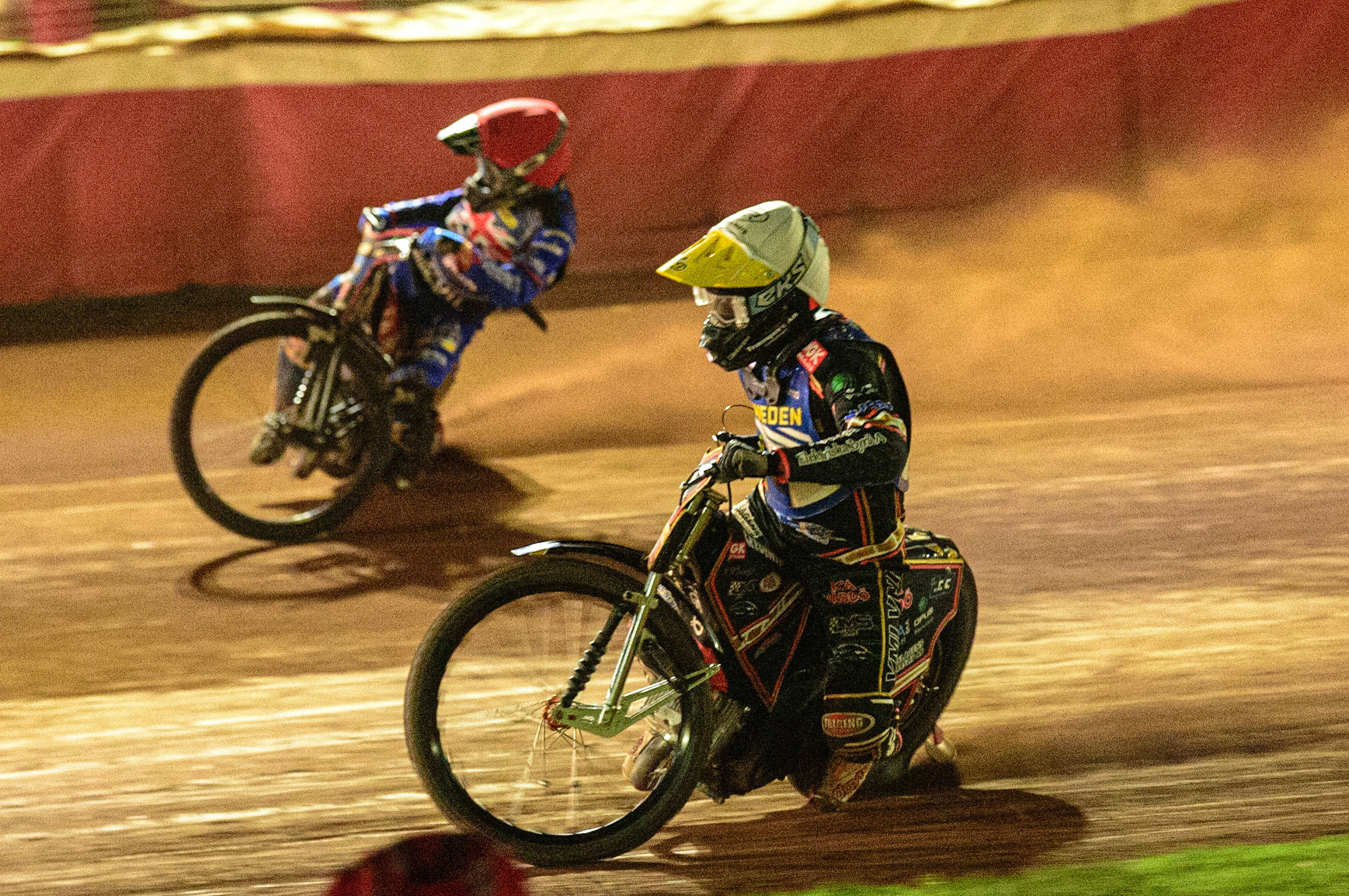 Kim Nilsson (Sweden) (White) inside Dan Bewley (Great Britain) in the 1st/2nd place run off  during the FIM Speedway Grand Prix Challenge at the Peugeot Ashfield Stadium, Glasgow on Saturday 20th August 2022. (Credit: Ian Charles | MI News)