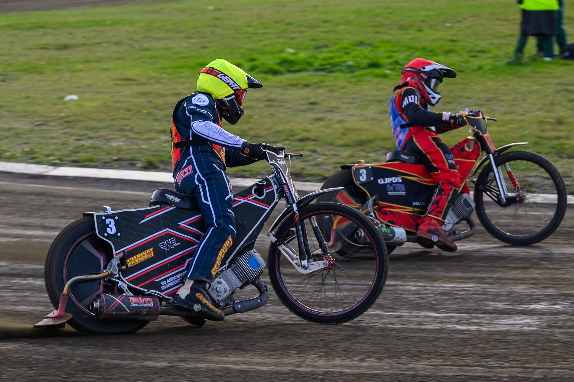 Ben Morley of Leicester Lion Cubs  on the outside of Luke Harris of Buxton Bulls   in Red during the WSRA National Development League match between Buxton Bulls and Leicester Lion Cubs at Hi-Edge Speedway, Buxton on Sunday 4th October 2026. (Photo: Ian Charles | MI News)