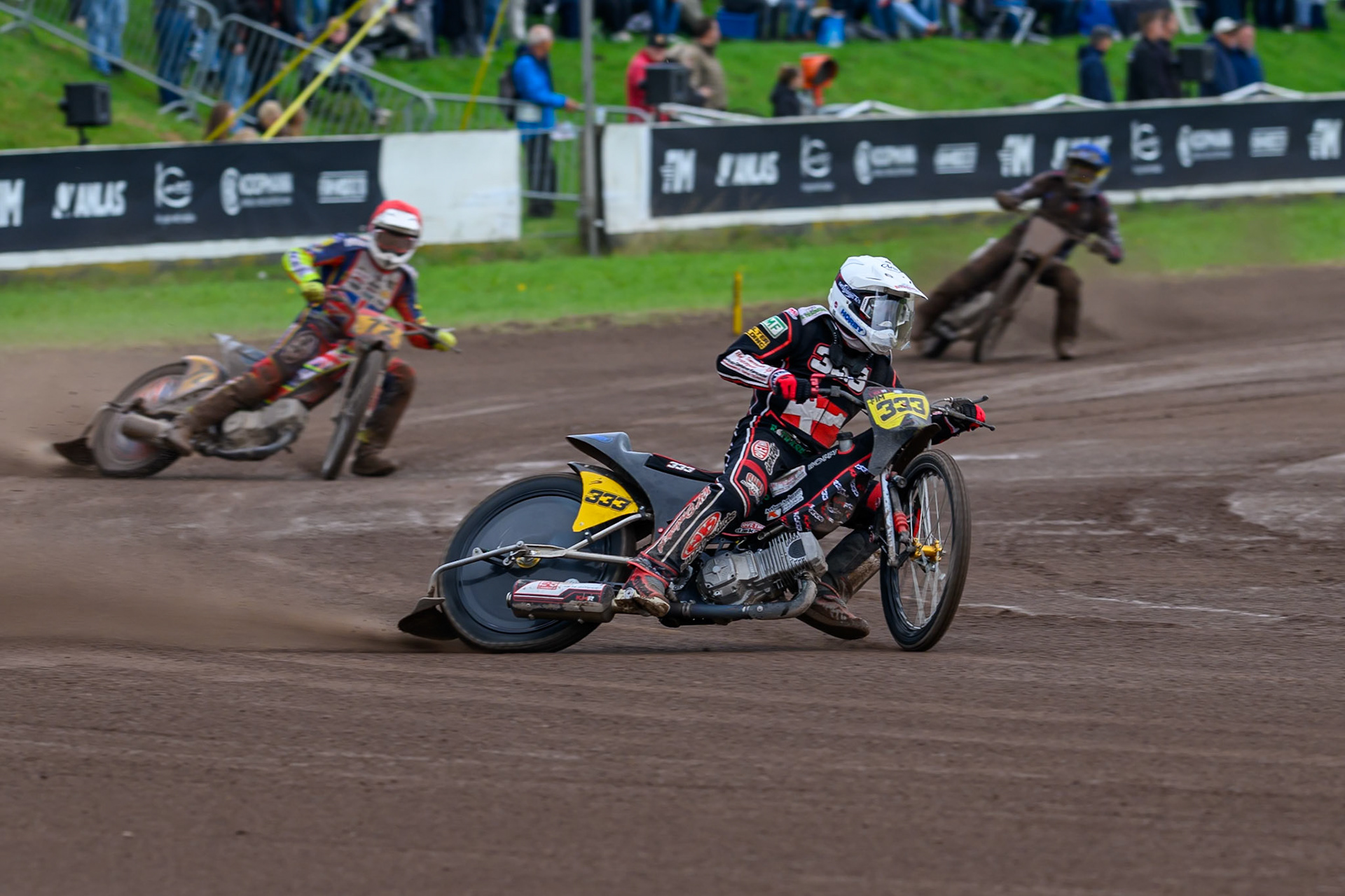 Kenneth Kruse Hansen (333) of Denmark in White leading Jake Mulford (72) of Great Britain in Red during the FIM Long Track World Championship Final 4, at the Speed Centre Roden, Netherlands on Sunday 21st September 2025. (Photo: Ian Charles | MI News)during the FIM Long Track World Championship Final 4, at the Speed Centre, Roden on Sunday 21st September 2025. (Photo: Ian Charles | MI News)