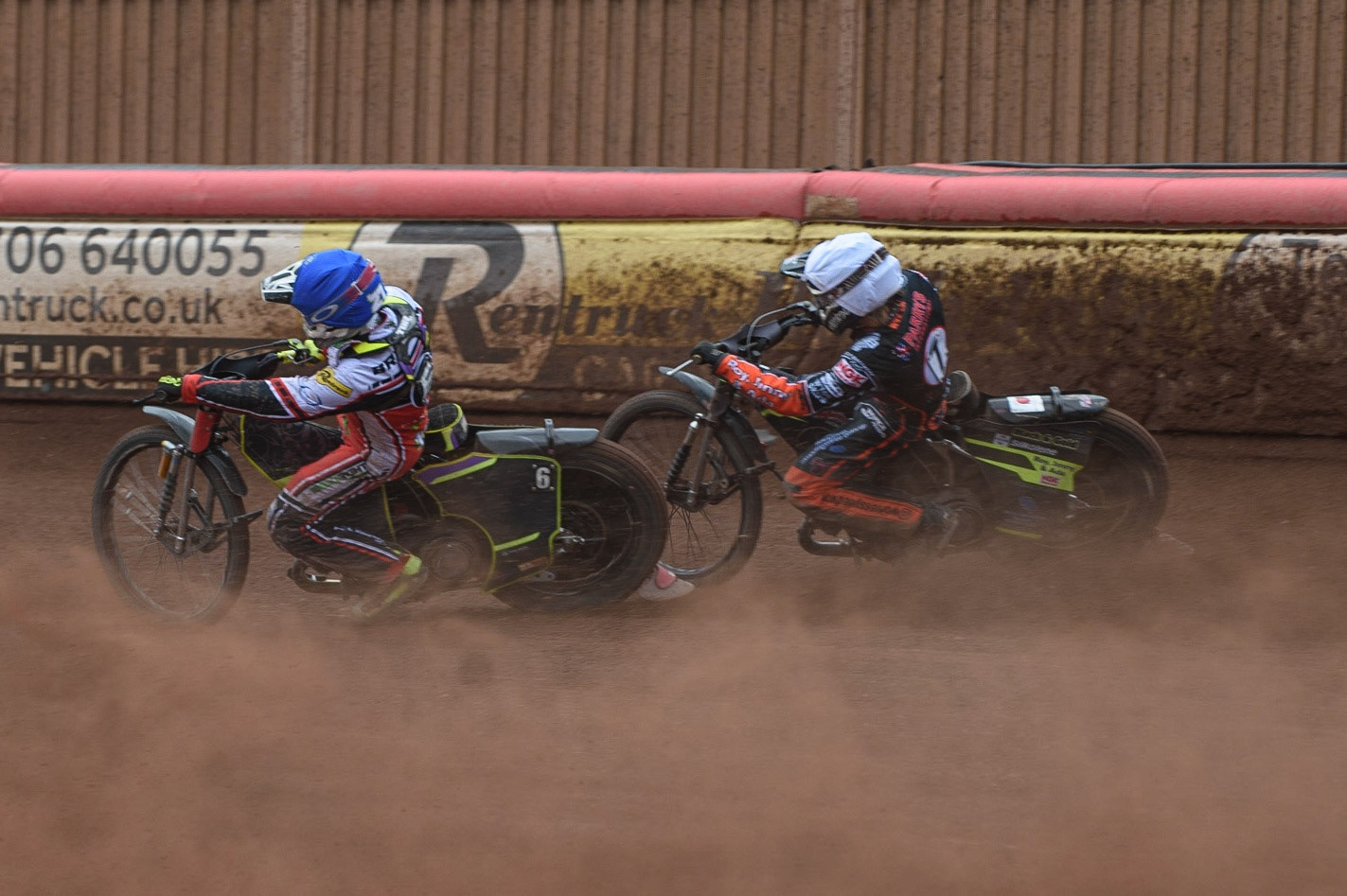 MANCHESTER, UK. AUGUST 30TH Tom Brennan  (Blue) leads Leon Flint  (White) during the SGB Premiership match between Belle Vue Aces and Wolverhampton Wolves at the National Speedway Stadium, Manchester on Monday 30th August 2021. (Credit: Ian Charles | MI News)