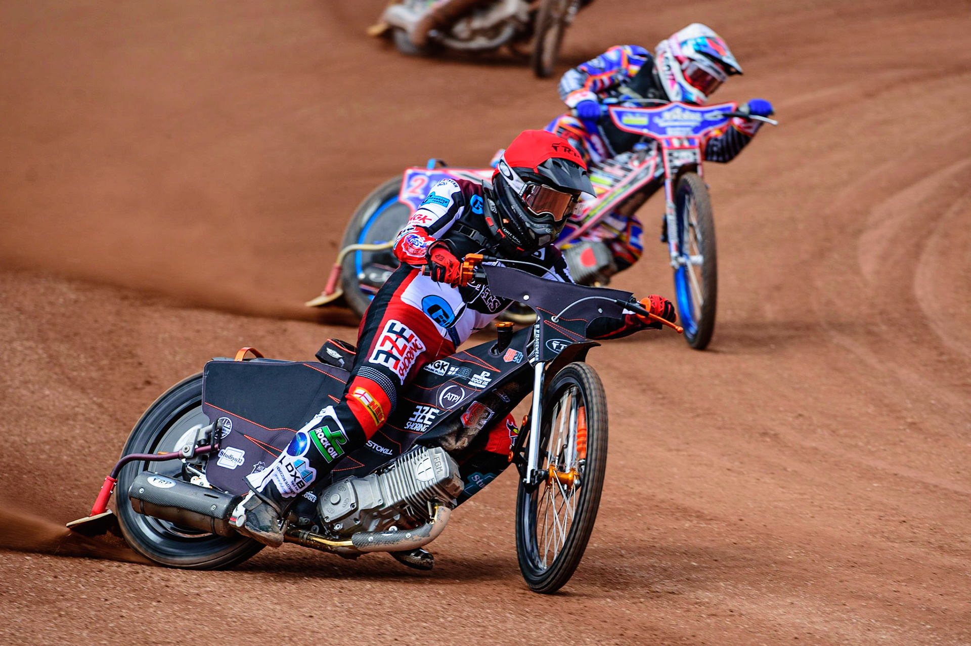 MANCHESTER, UK.  JUN 3RD Jack Smith  (Red) leads Henry Atkins (White)  during the National Development League match between Belle Vue Colts and Oxford Chargers at the National Speedway Stadium, Manchester on Friday 3rd June 2022. (Credit: Ian Charles | MI News)