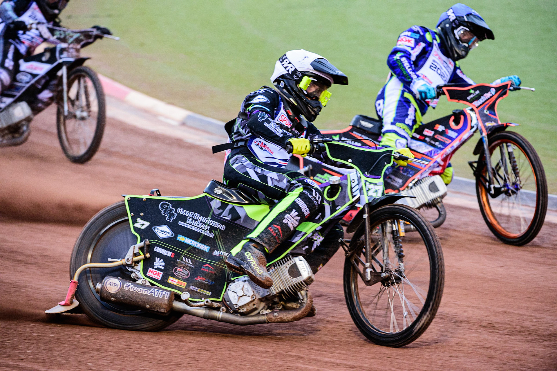 Tom Brennan (White) outside Scott Nicholls  (Blue) during the Sports Insure British Speedway Championship Final at the National Speedway Stadium, Bellevue, Manchester, England on Monday 1st August 2022. (Photo by: Ian Charles | MI News)