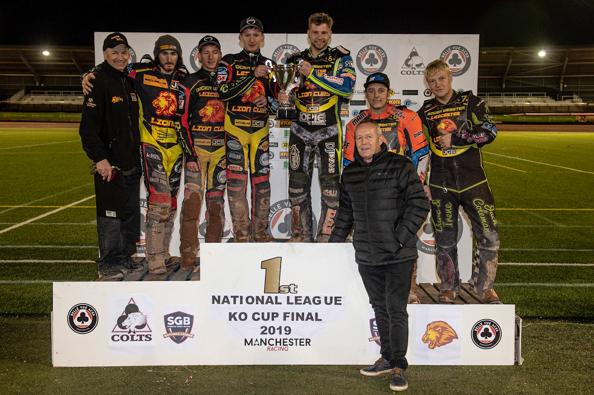 Photo: Ian Charles
 
The Leicester Cubs with the KO Cup trophy presented by Chris Morton

Belle Vue Colts v Leicester Lion Cubs, SGB National League KO Cup Final (2nd Leg), Belle Vue National Speedway Stadium, Manchester, Tuesday 29  October  2019