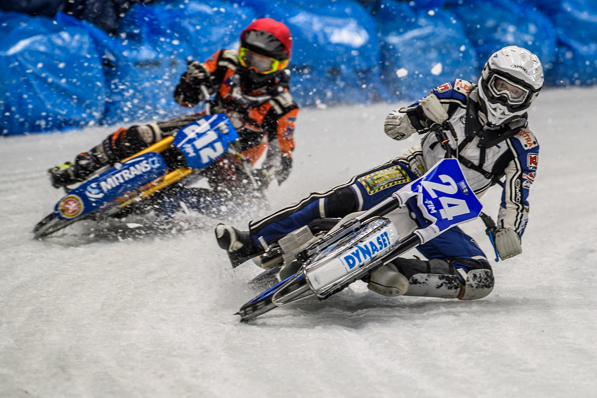 Max Koivula (24) of Finland in White leading Lukas Hutla (212) of the Czech Republic in Red during the Ice Speedway Gladiators World Championship Final 2 at Max-Aicher-Arena, Inzell on Sunday 16th March 2025. (Photo: Ian Charles | MI News)