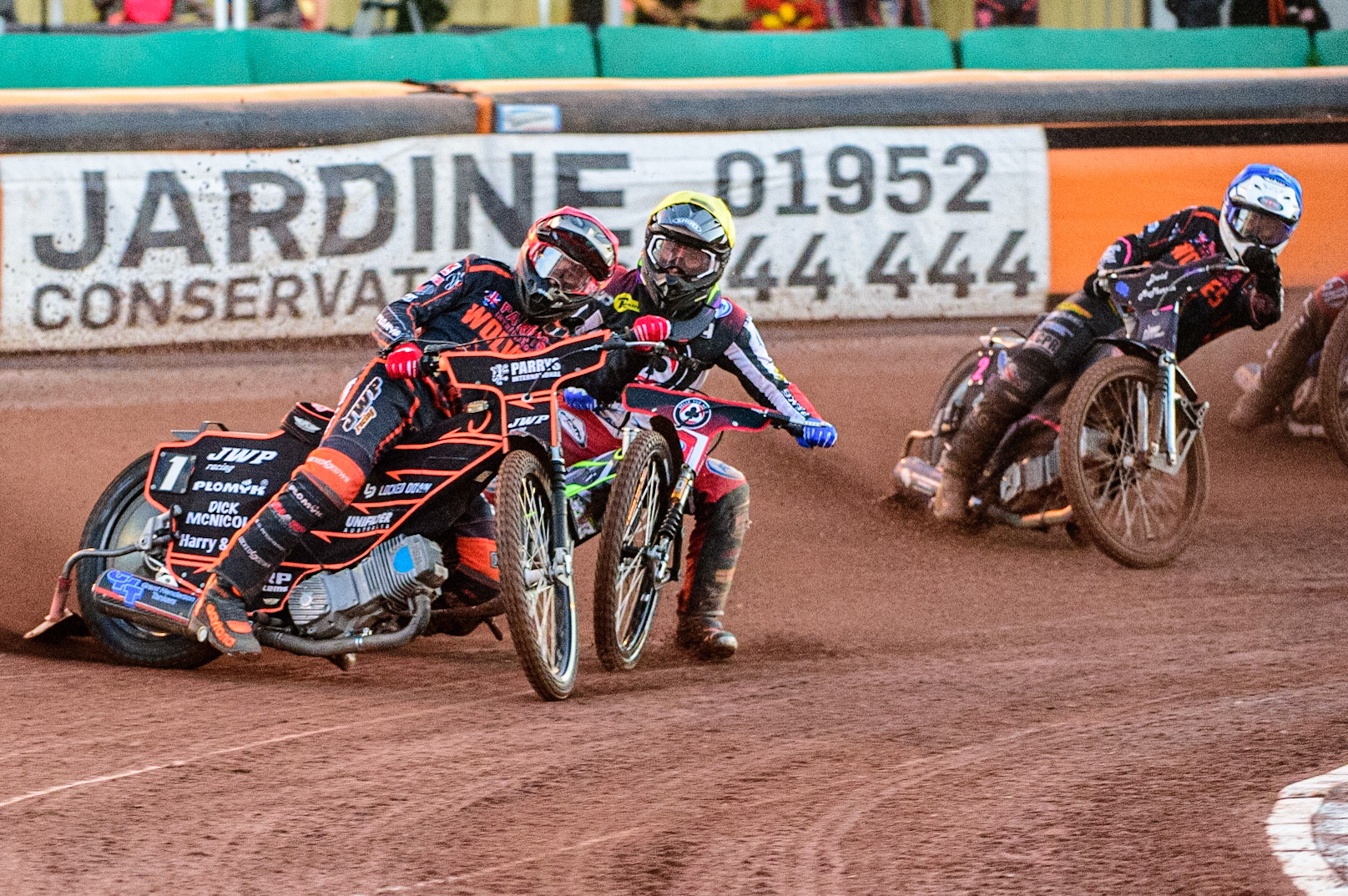 Sam Masters  (Red) shuts down Tom Brennan  (Yellow) during the SGB Premiership match between Wolverhampton Wolves and Belle Vue Aces at Monmore Green Stadium, Wolverhampton on Monday 29th August 2022. (Credit: Ian Charles | MI News)