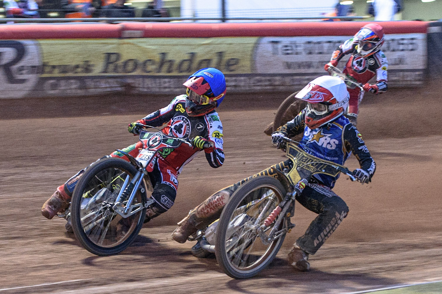 MANCHESTER, UK. AUGUST 23RD    Ben Barker  (White) tries to pass Jye Etheridge  (Blue) during the SGB Premiership match between Belle Vue Aces and King's Lynn Stars at the National Speedway Stadium, Manchester on Monday 23rd August 2021. (Credit: Ian Charles | MI News)