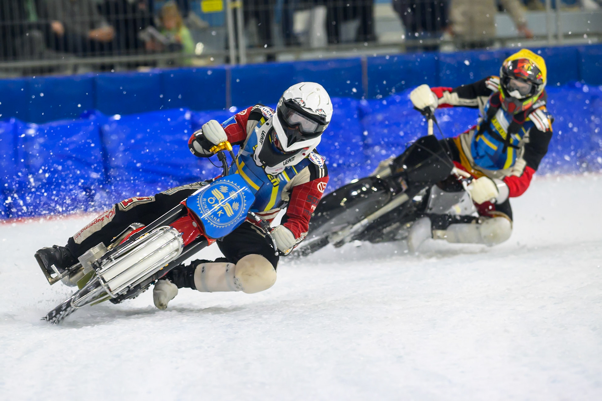 Robin Häggström of Sweden in White leading Emil Lingvall of Sweden during the ROELOF THIJS BOKAAL at Ice Rink Thialf, Heerenveen on Friday 10th April 2026.  (Photo: Ian Charles | MI News)