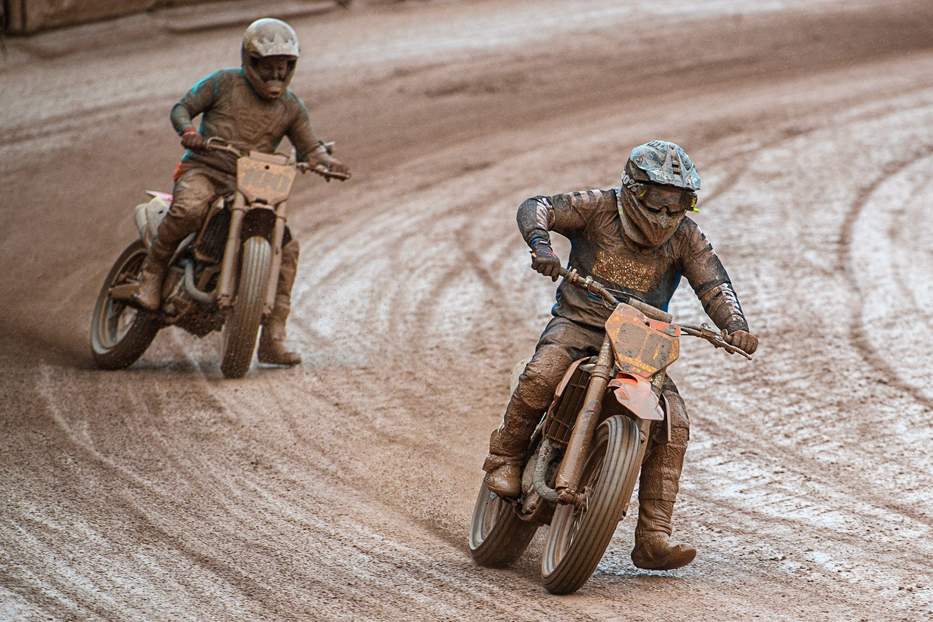 Daniele Tonelli (90) from Italy leads Menno Van Meer (100) from Netherlands during the FIM World Flat Track Championship Round 1 at the National Speedway Stadium, Manchester on Saturday 5th August 2023. (Photo: Ian Charles | MI News)